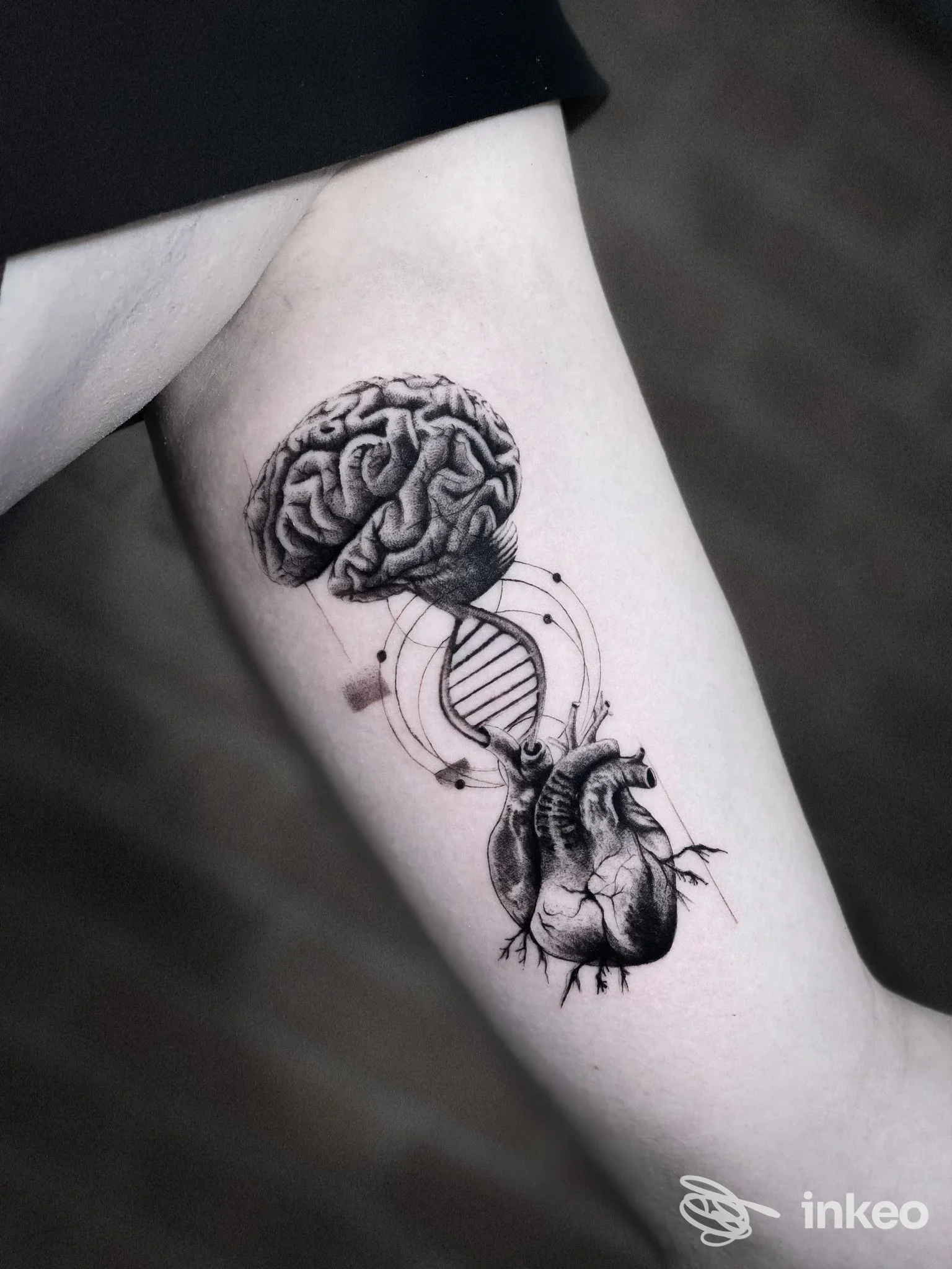 Tatuaggio su avambraccio con cervello, elica del DNA e cuore, Tigano Tattoo Clinic ad Acate.