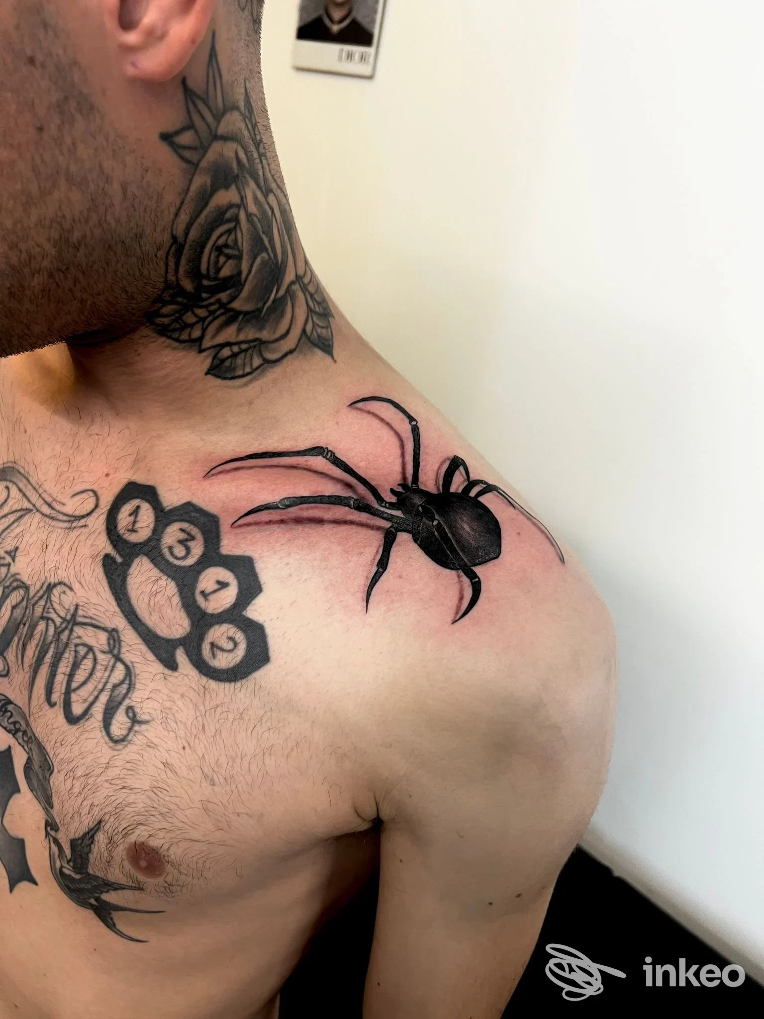 Tatuaggi su spalla, collo e petto realizzati da CN Tattoo Studio a Porto Viro, dettaglio di un ragno nero sulla spalla.