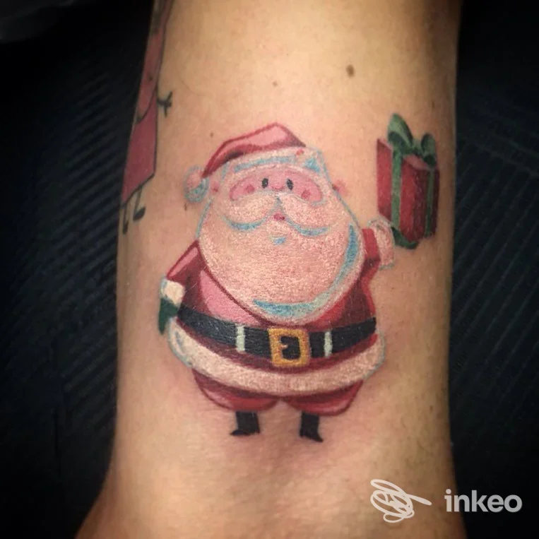 Tatuaggio di Babbo Natale su avambraccio, Morpheus & Gea Tattoo, Sesto Fiorentino.
