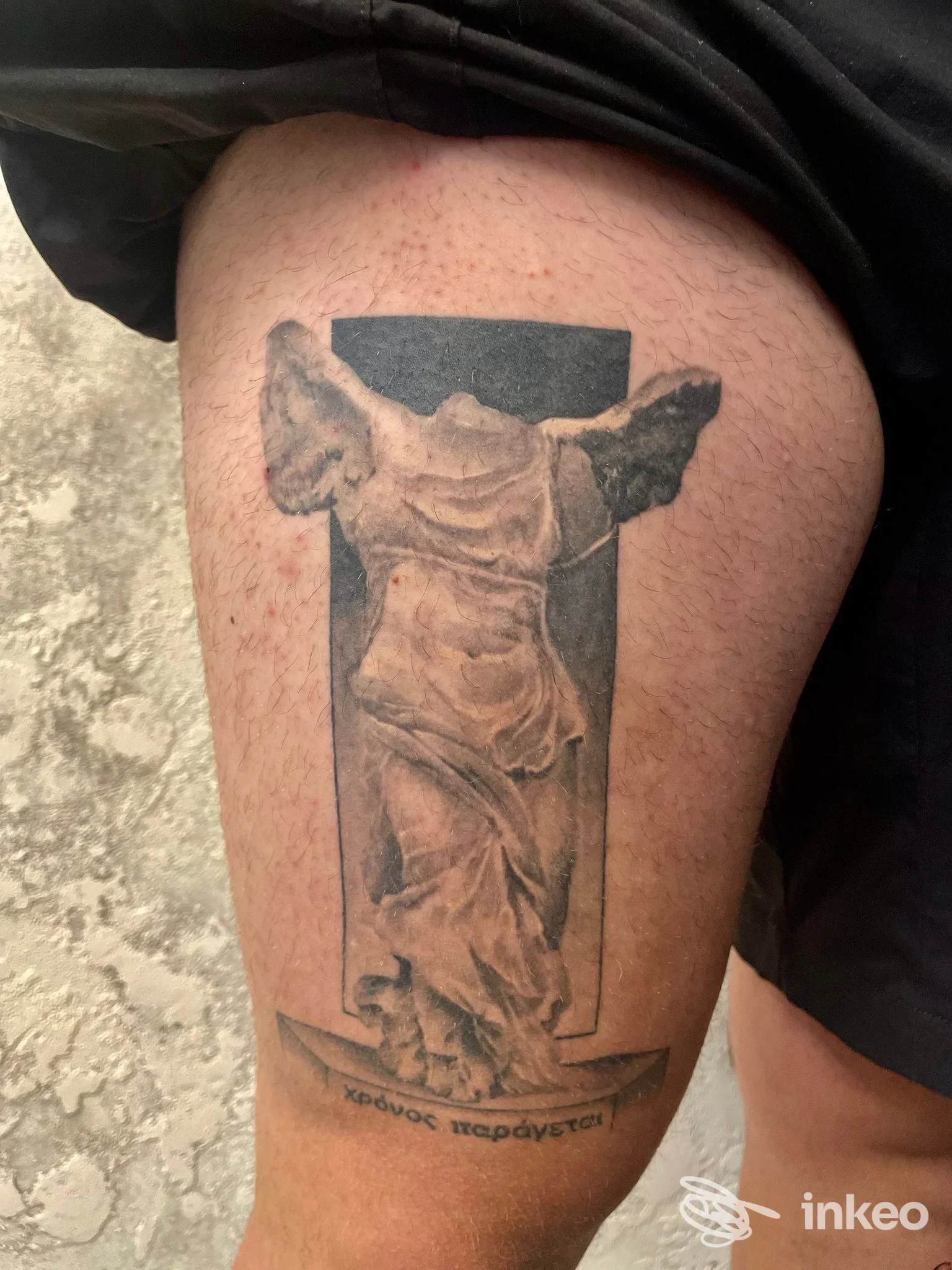 Tatuaggio su coscia raffigurante una statua classica senza testa, Morpheus & Gea Tattoo, Sesto Fiorentino.