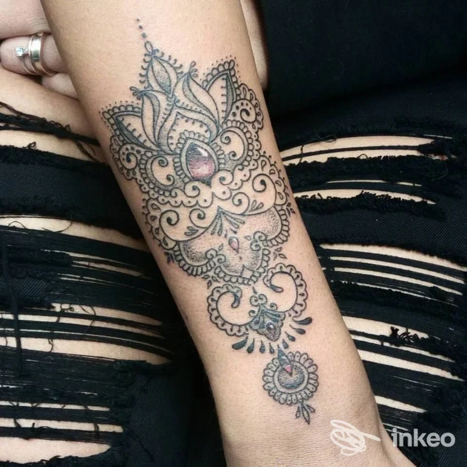 Tatuaggio ornamentale a mandala sull'avambraccio con dettagli puntinati e piccoli inserti rosa. Morpheus & Gea Tattoo, Sesto Fiorentino.