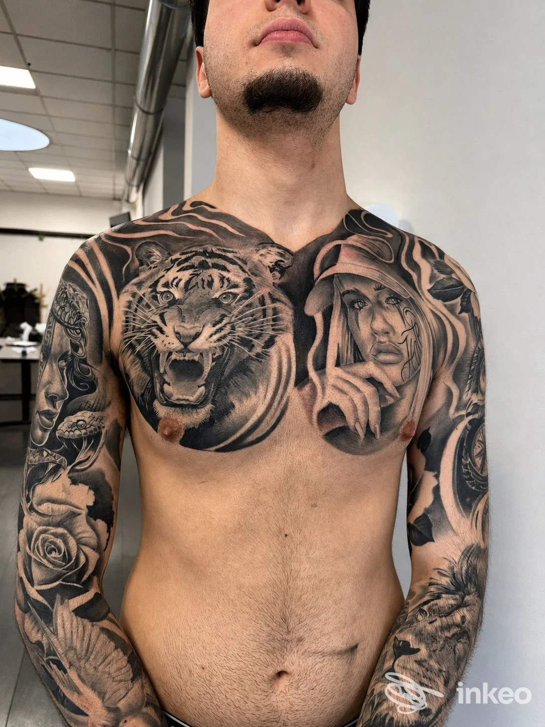 Tatuaggi realistici in bianco e nero su petto e braccia, foto scattata in studio The Rose Tattoo studio, Livorno.