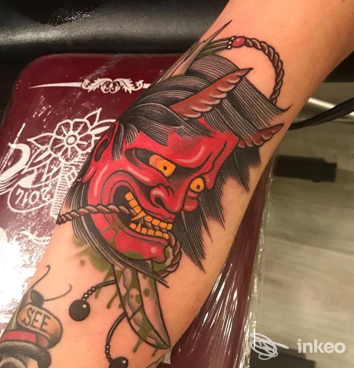 Tatuaggio oni rosso su avambraccio realizzato da Ink Street Tattoo — Glauco Martellini, Orbetello.