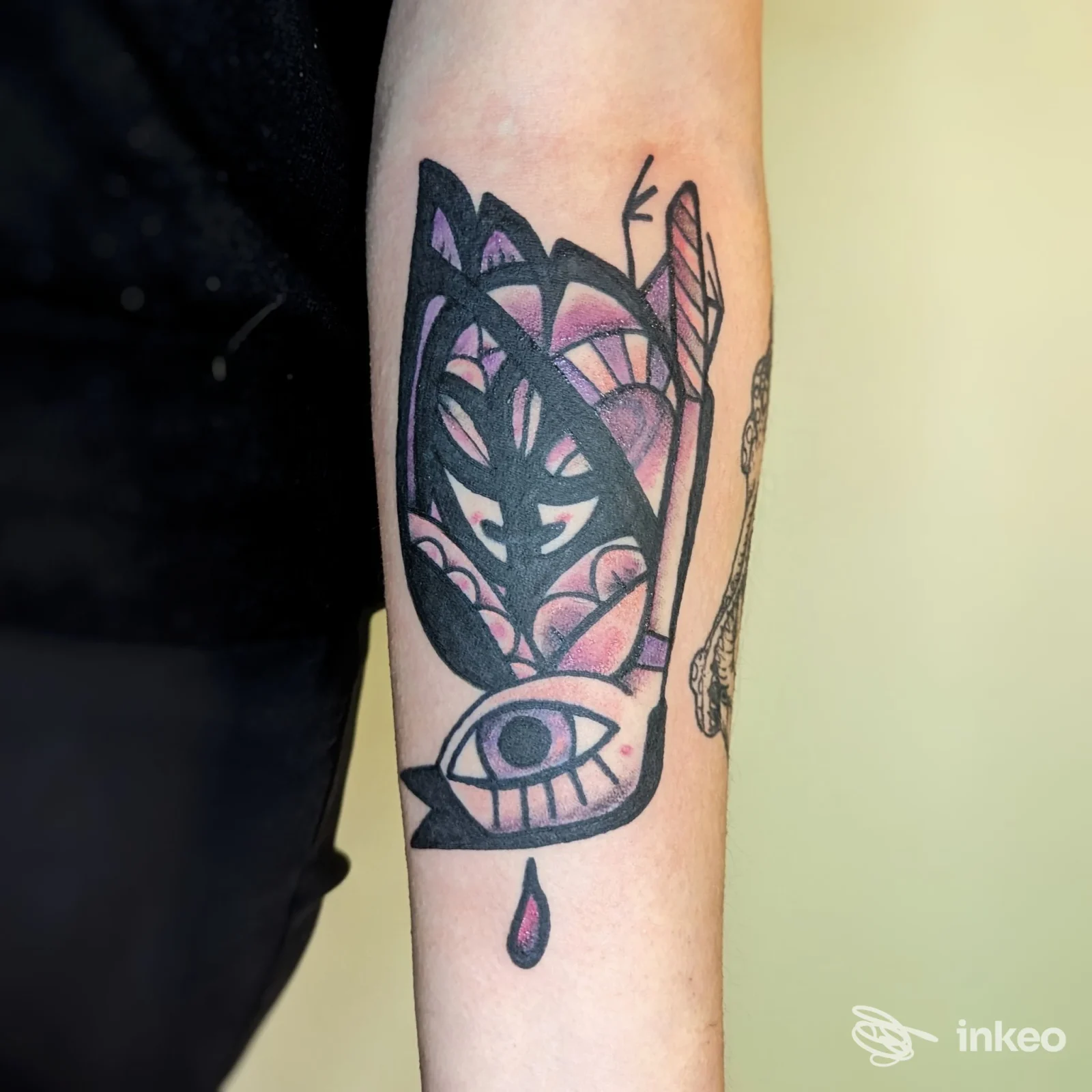 Tatuaggio stilizzato in nero e rosa sull'avambraccio, foto per SilviaRossi artgallery a Bibbiena.