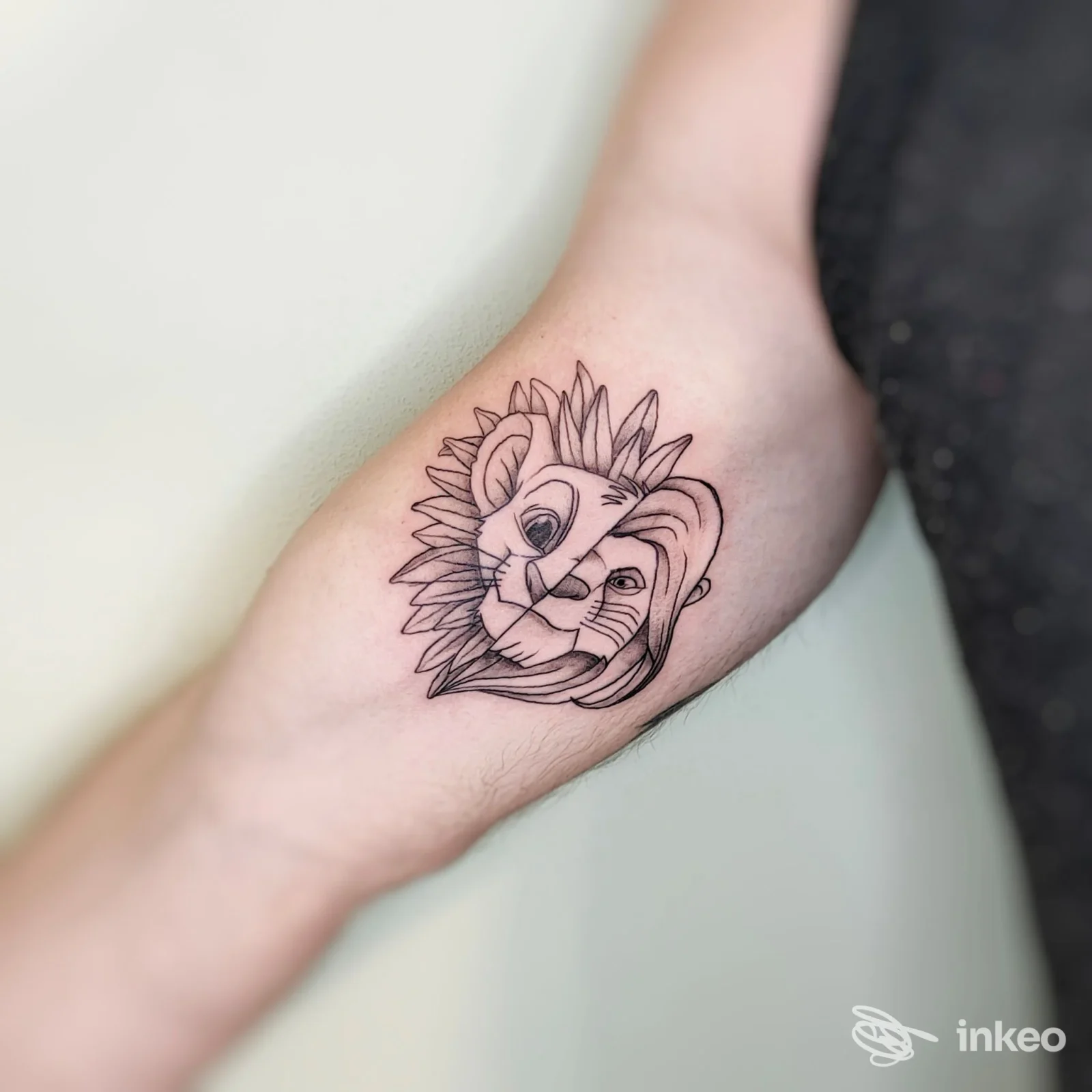 Tatuaggio a linee nere di testa di leone su interno braccio, opera realizzata da SilviaRossi a Bibbiena.