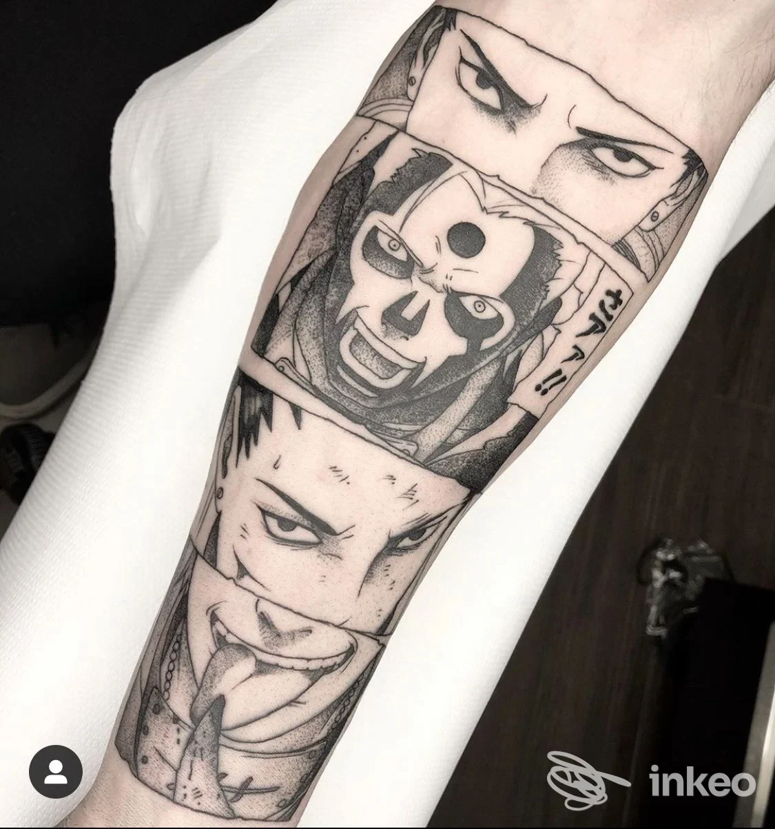 Tattoo a manica su braccio con diverse immagini in stile manga, compresi volti e teschio disegnate in bianco e nero, visibili su pelle reale.