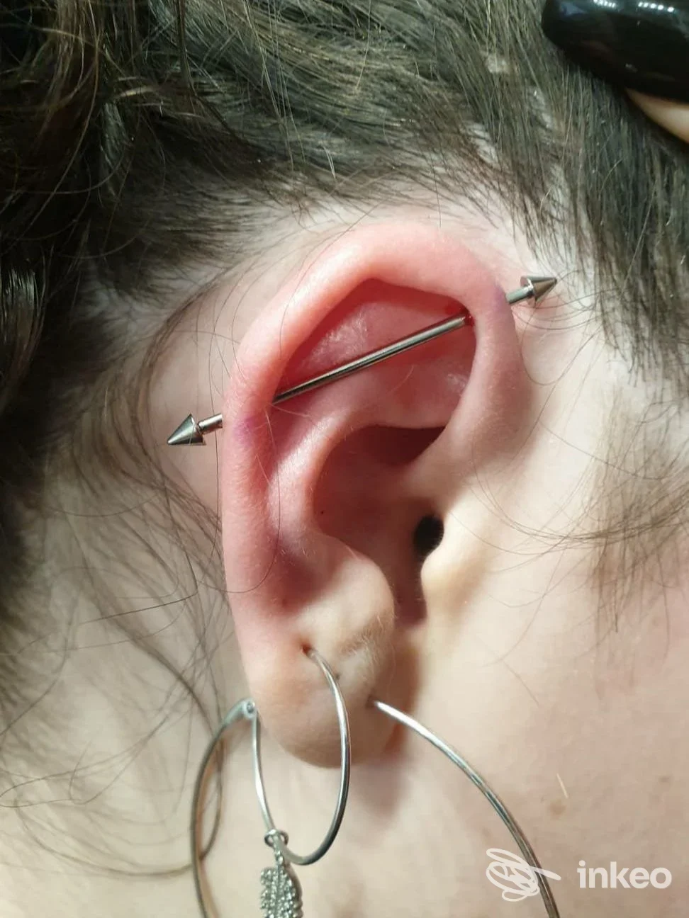 Primo piano di un piercing industrial sull'orecchio sinistro, foto per THE KING OF PIERCING di Ernesto Costanzo a Pinerolo.