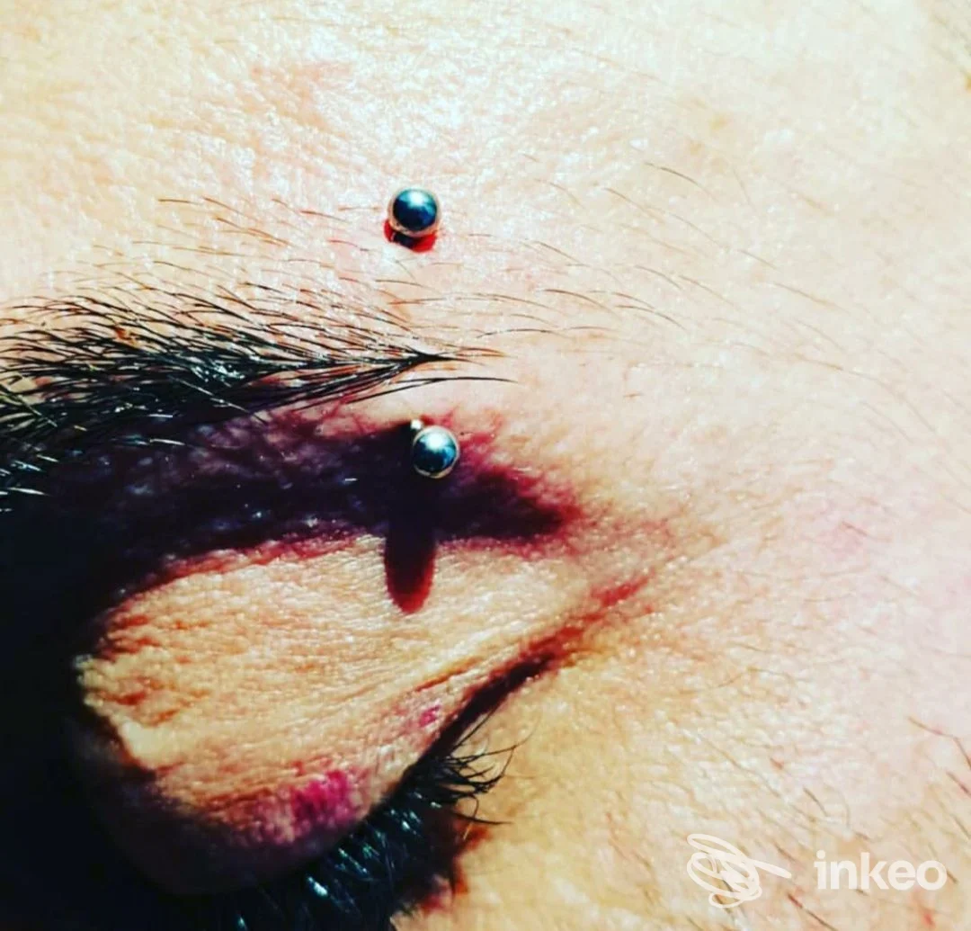 Primo piano di un piercing sopracciglia realizzato da THE KING OF PIERCING a Pinerolo.
