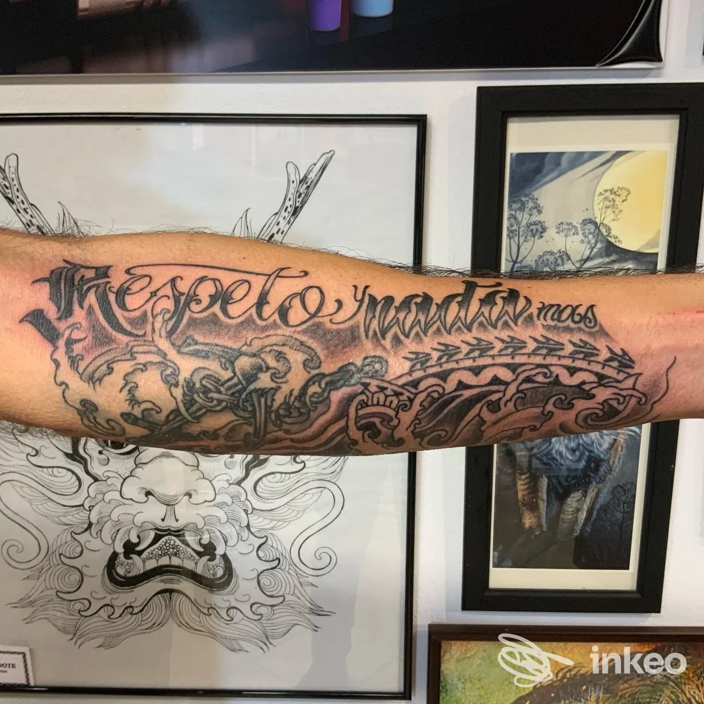 Avambraccio con tatuaggio lettering e motivi ornamentali, foto dallo studio Traccetattoo a Mondovì.