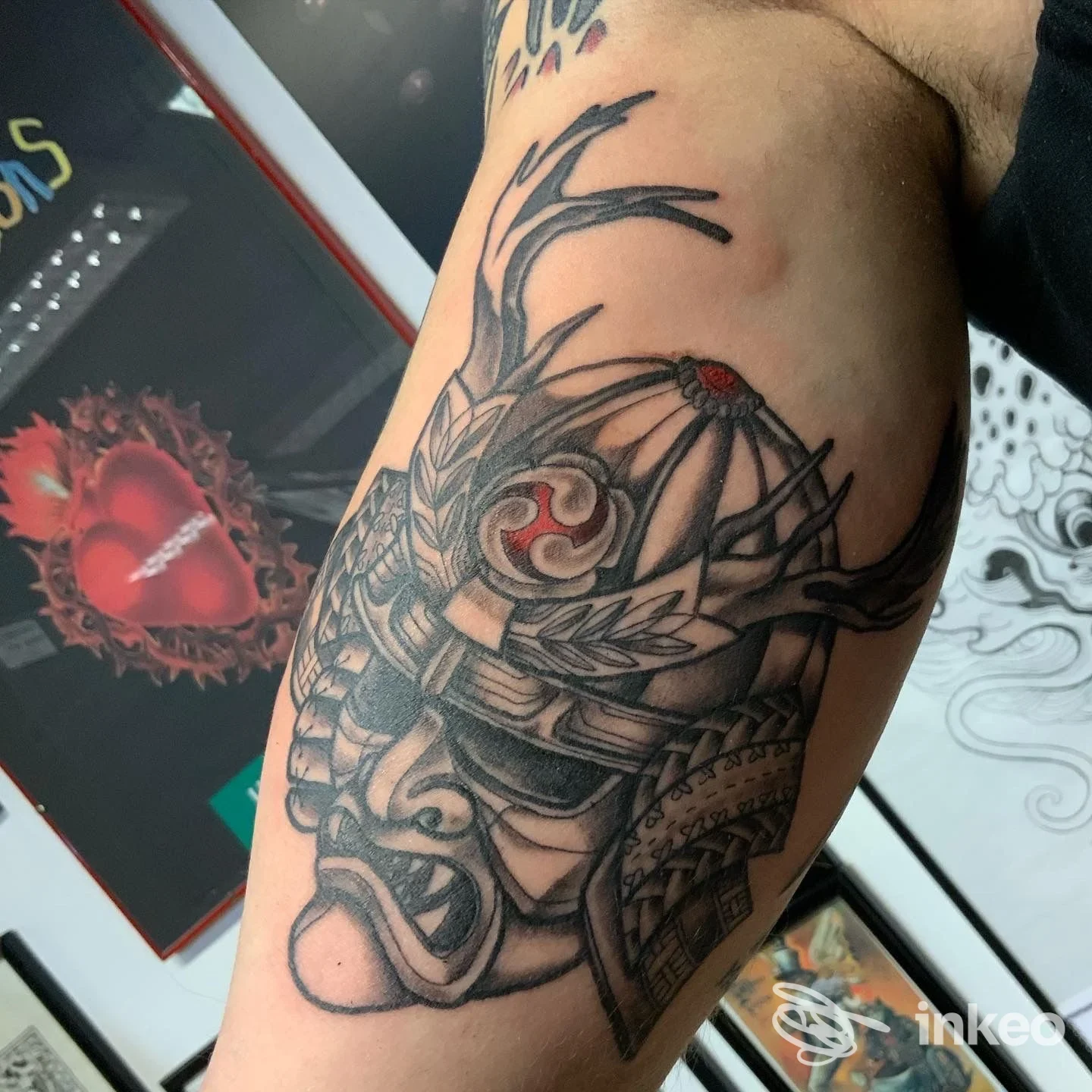 Tatuaggio su avambraccio raffigurante un elmo samurai con dettagli neri e rossi, foto inviata da Traccetattoo a Mondovì.
