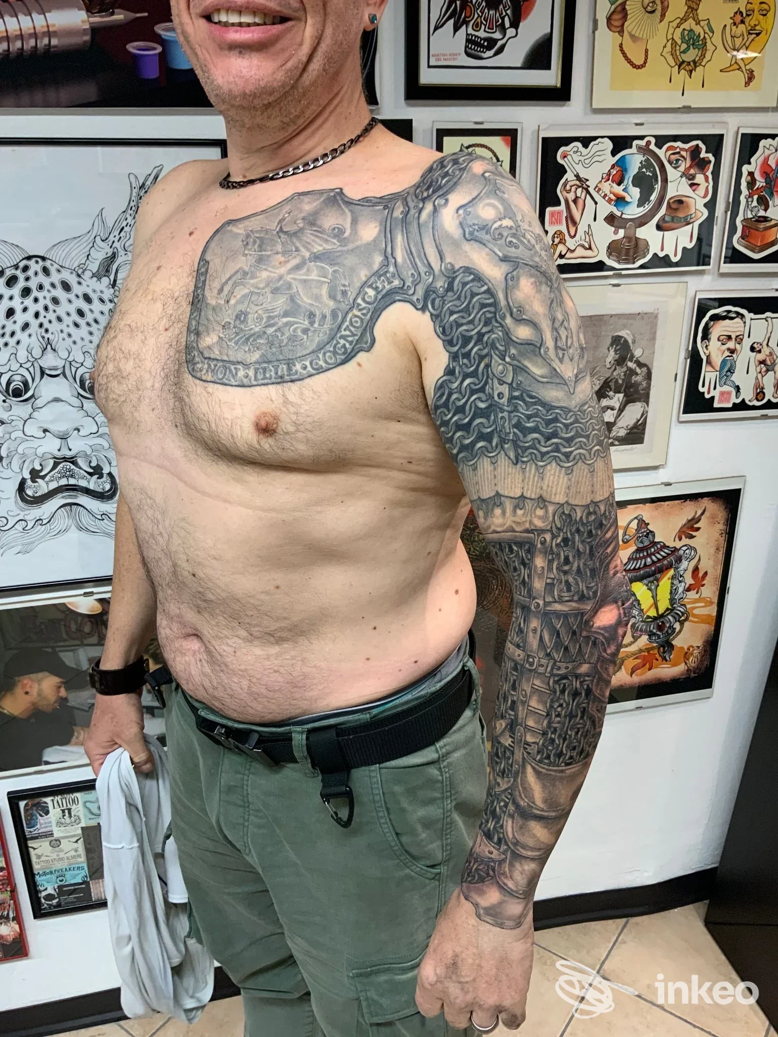 Ampia manica tatuata su spalla, braccio e petto, foto scattata nello studio Traccetattoo a Mondovì.