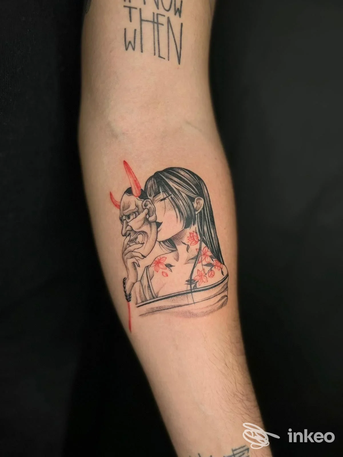Tatuaggio su avambraccio con figura femminile e maschera, Puntonero | Tattoo Studio, Sortino.