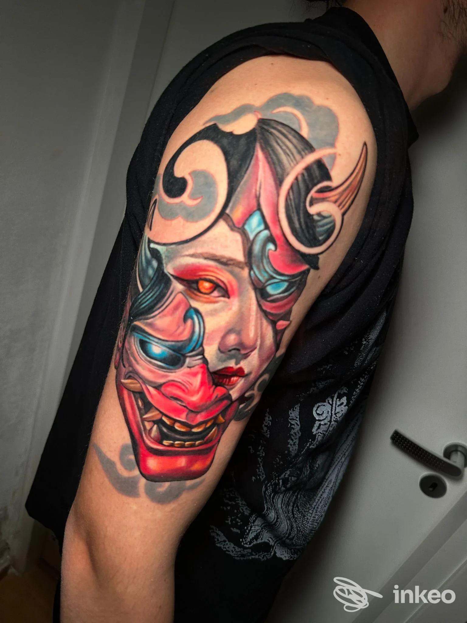 Tatuaggio a mezza manica colorato raffigurante una maschera stilizzata sul braccio presso Silent ink tattoo studio, Valenza.