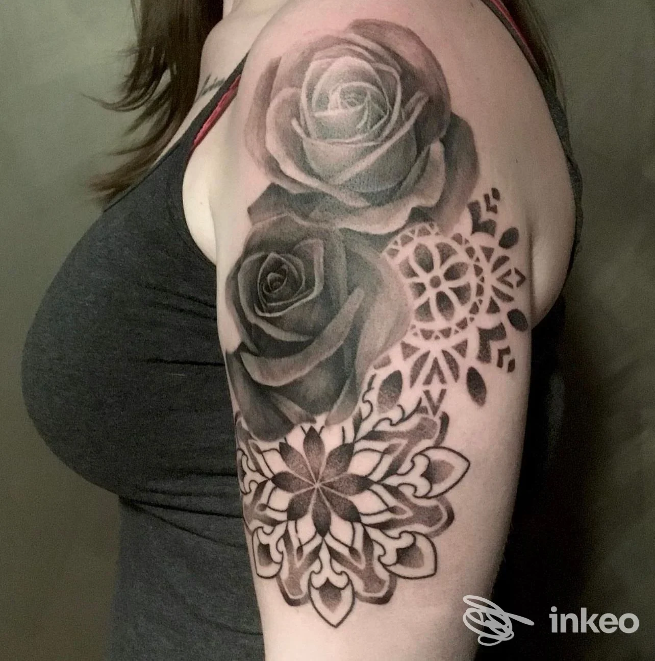 Grande tatuaggio black and grey con rose e motivi mandala sul braccio superiore, The Fortunate Heart Tattoo and Piercing, Chioggia.