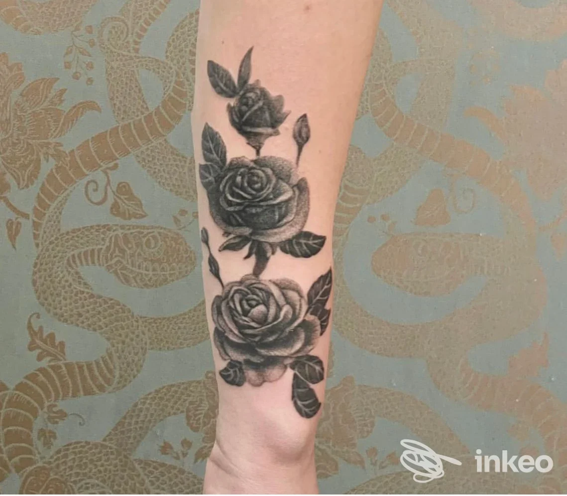 Tatuaggio di rose in bianco e nero sull'avambraccio, realizzato da The Fortunate Heart Tattoo and Piercing a Chioggia.