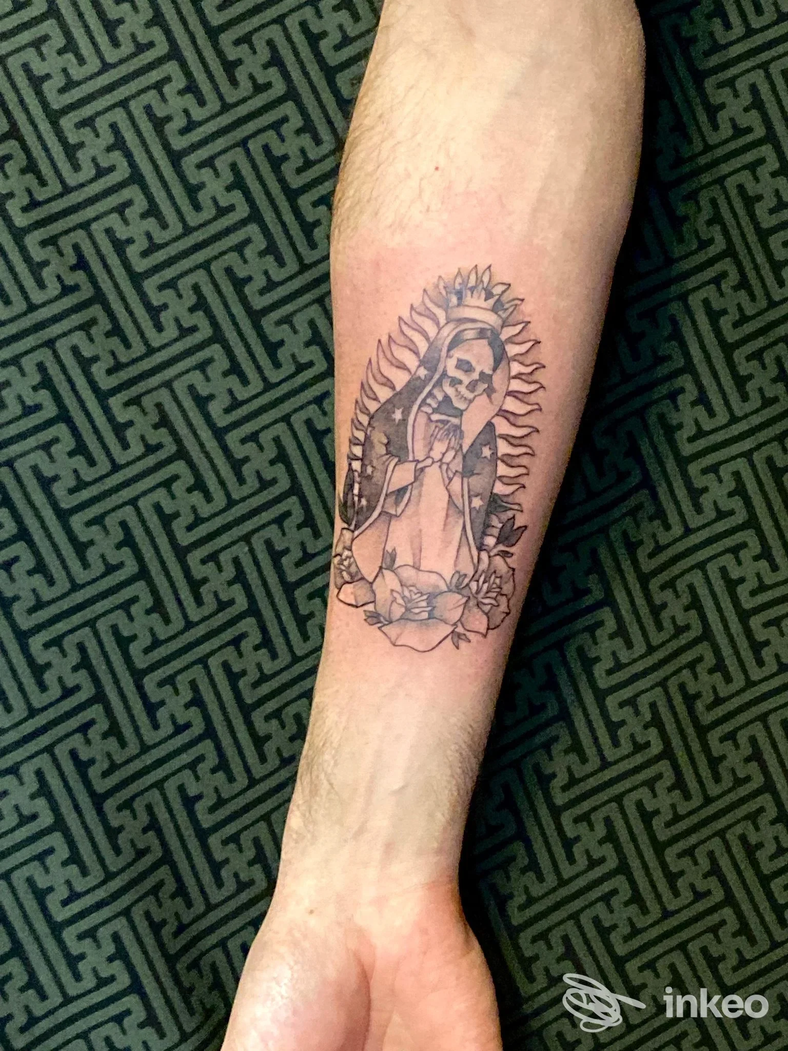 Tatuaggio in bianco e nero raffigurante una figura scheletrica su avambraccio, fotografato presso In My Skin TATTOO e PIERCING a Rovigo.