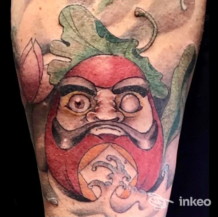 Tatuaggio colorato a tema volto/maschera su braccio, foto fornita da In My Skin TATTOO a Rovigo.