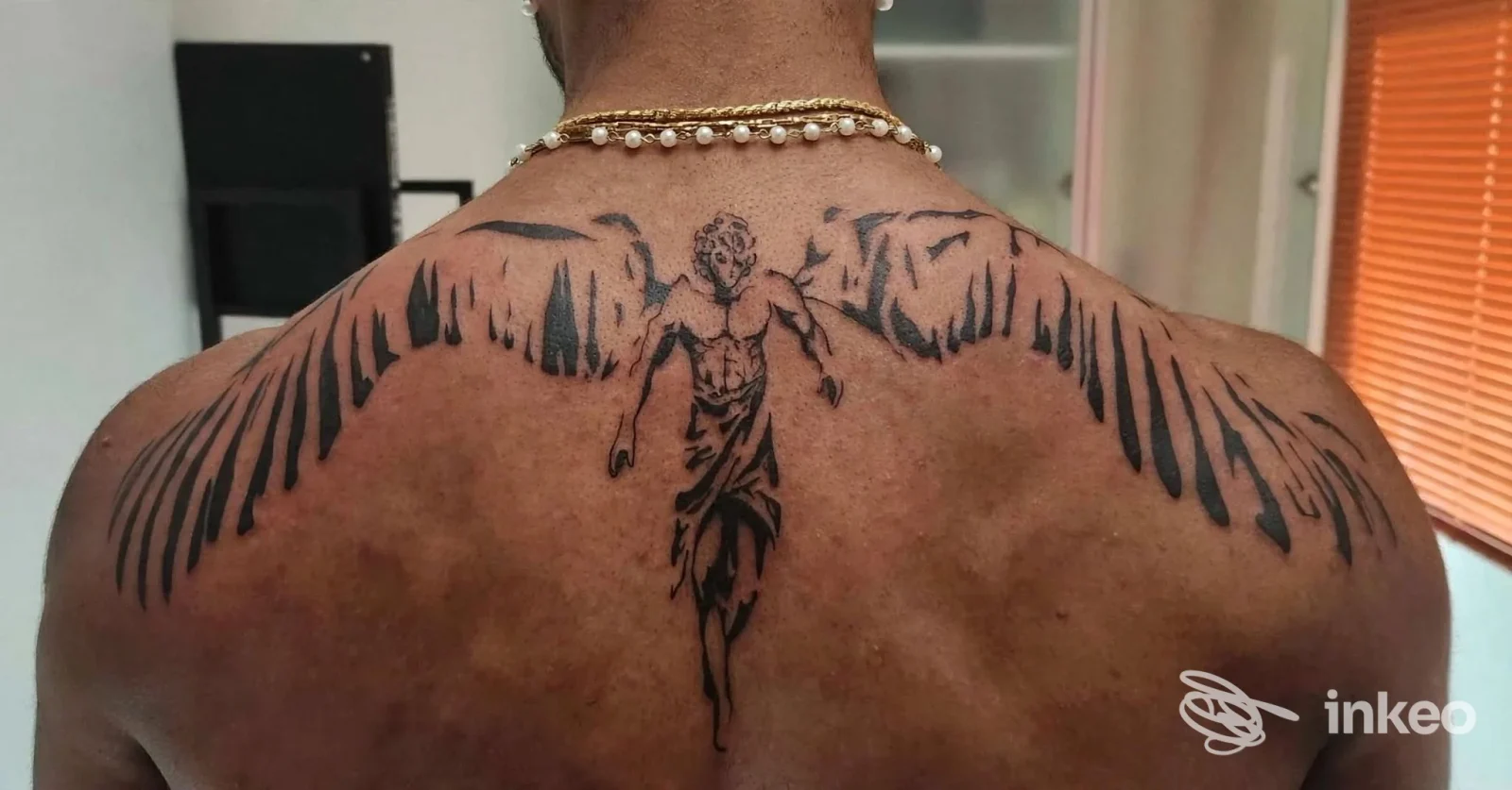 Tatuaggio a figura angelica con ali in nero sulla parte superiore della schiena, Marica Emme Tattoo, Matelica.
