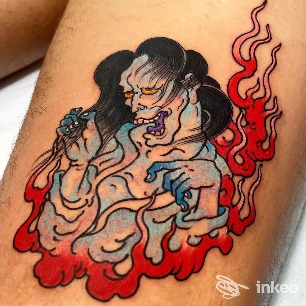 Tatuaggio colorato su pelle raffigurante figura umanoide avvolta da fiamme, Swan Song Tattoo, Capoliveri.