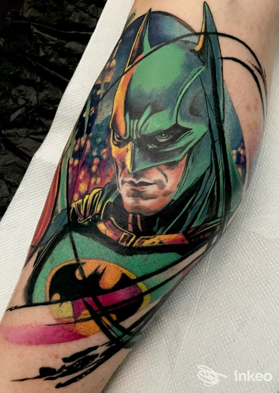 Tatuaggio colorato raffigurante Batman sull'avambraccio, lavoro mostrato da J ink Tattoo a Polignano a Mare.