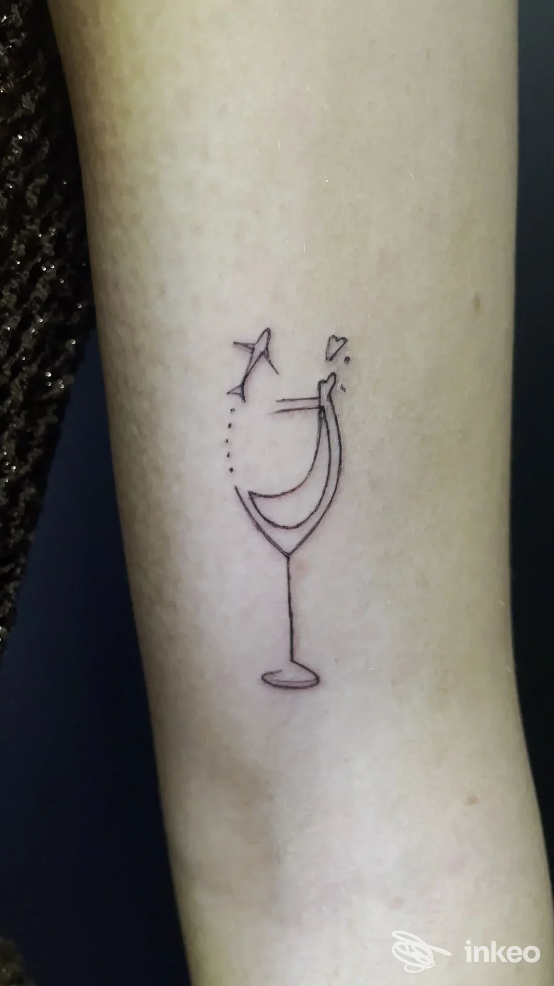 Tatuaggio lineare di un calice con stella e cuore sull'avambraccio, eseguito da J ink Tattoo a Polignano a Mare.