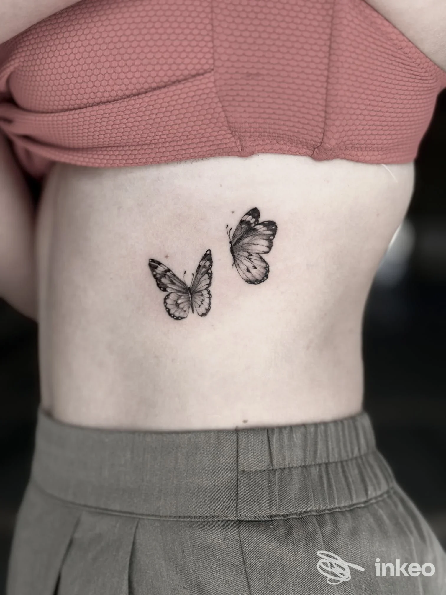 Due piccole farfalle tatuate sul fianco destro del busto, foto portfolio inviata da The Elden Ink Tattoo, Cavallino-Treporti.