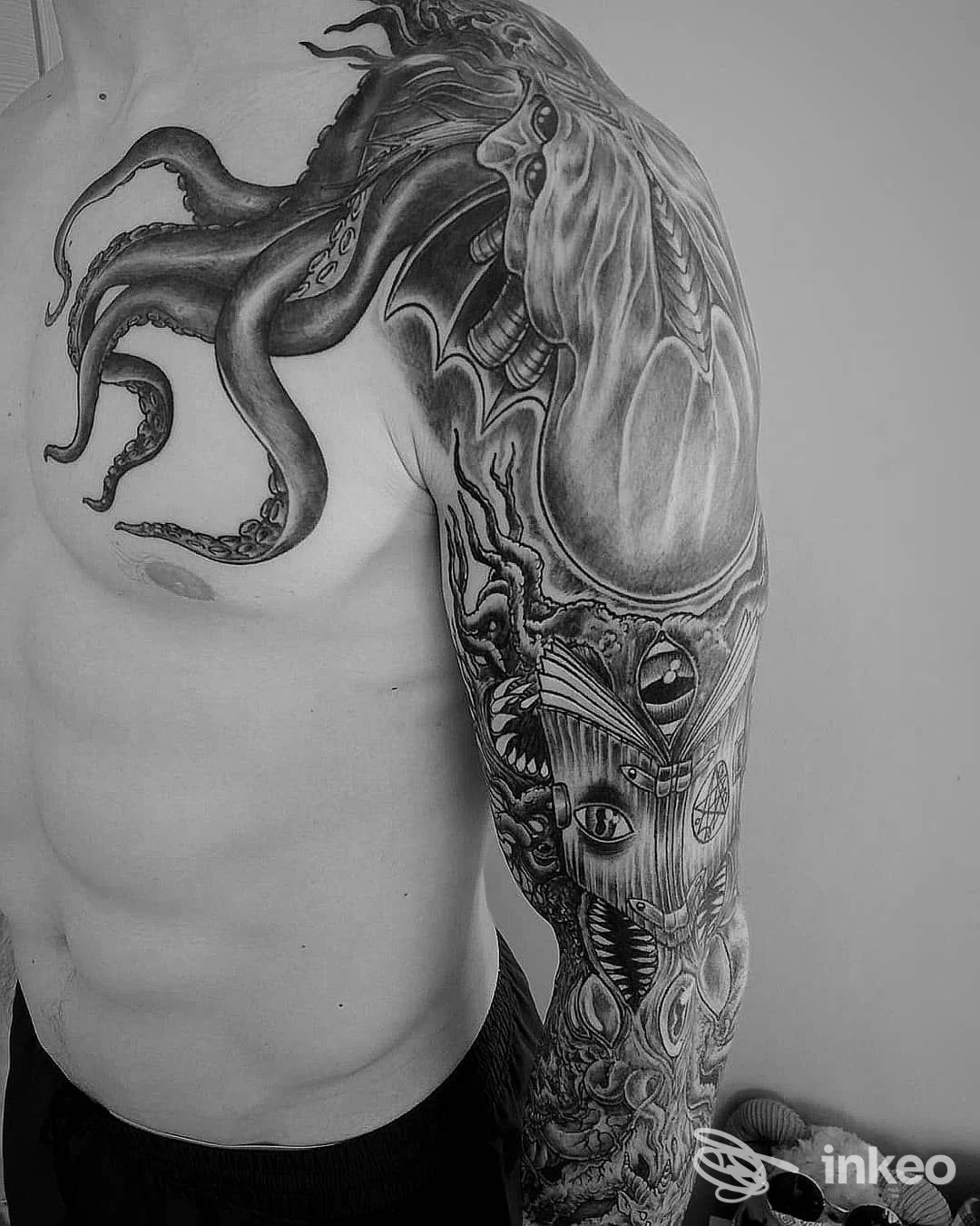 Tatuaggio a manica in bianco e nero su spalla e braccio, fotografia inviata da Mamma Perdonami tattoo studio, Casale Monferrato.