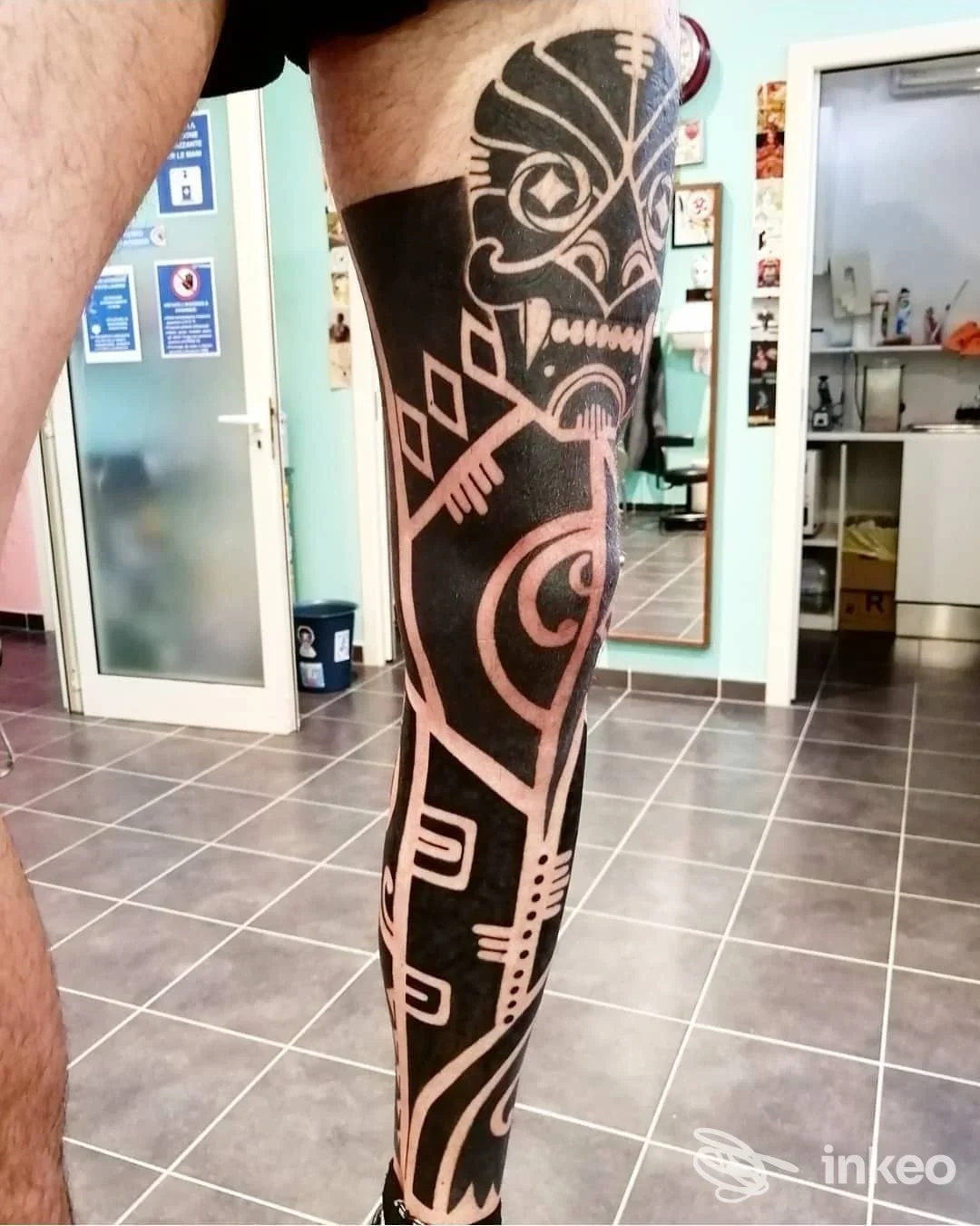 Tatuaggio blackwork che copre gran parte della gamba sinistra, foto scattata nello studio Tatuaggi da Claudio a Follonica.