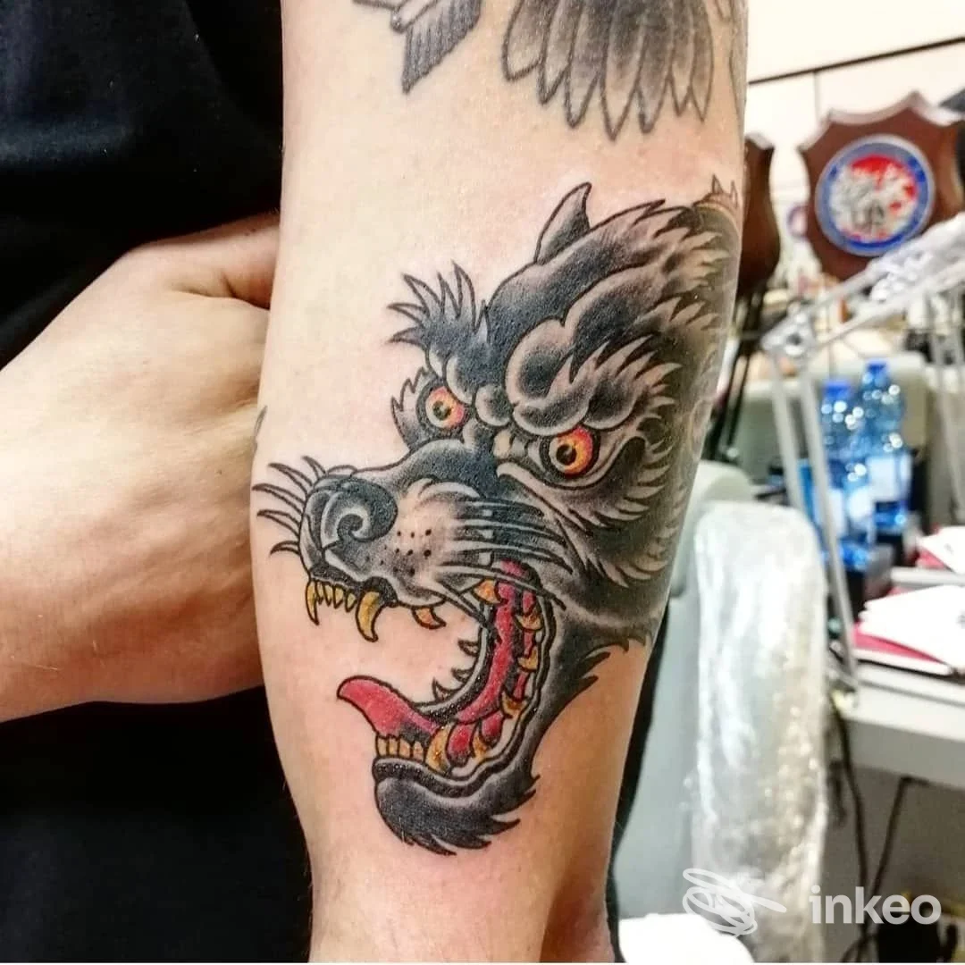 Tatuaggio della testa di un lupo sull'avambraccio, realizzato da Tatuaggi da Claudio a Follonica.