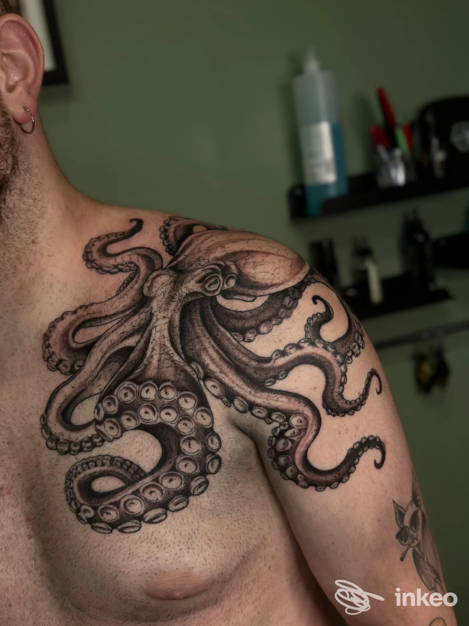 Grande tatuaggio a polpo in bianco e nero sulla spalla e parte del petto, foto condivisa dallo studio Black Beetle Tattoo Studio a Pontinia.