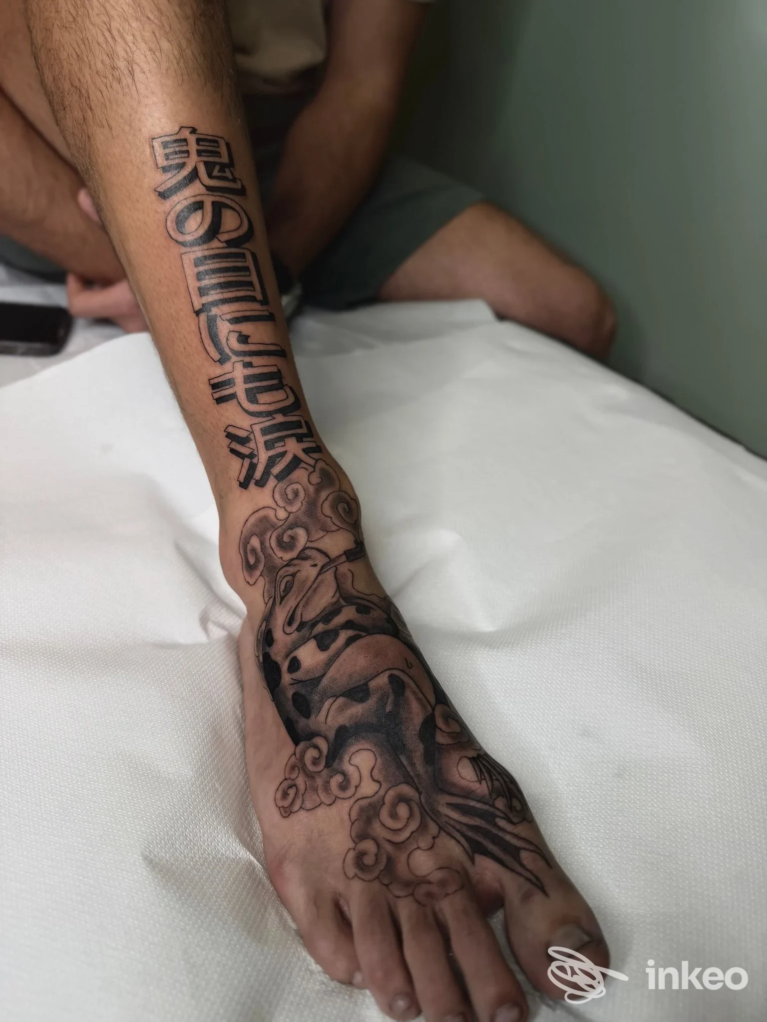 Tatuaggio in nero e grigio sul piede e la parte bassa della gamba, realizzato presso Black Beetle Tattoo Studio a Pontinia.