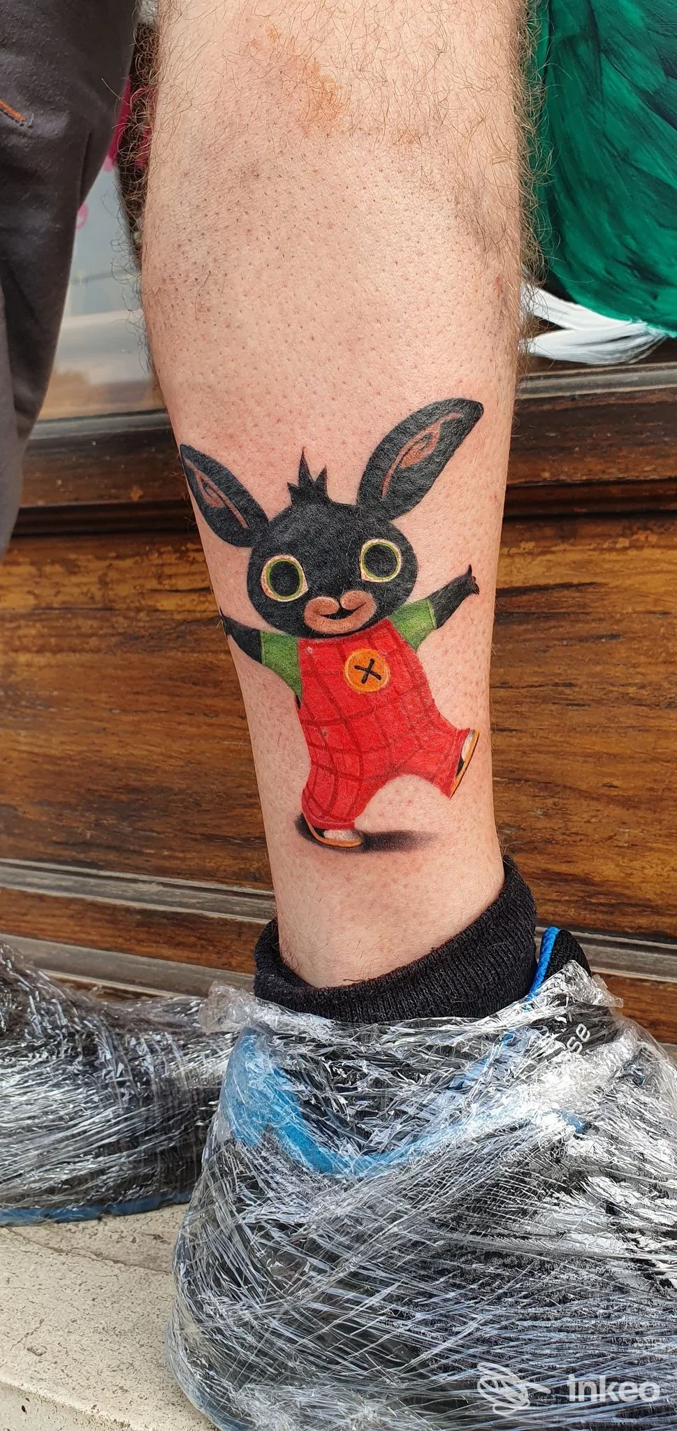 Tatuaggio colorato a forma di personaggio-cartone sul polpaccio, immagine fornita da Chibi Moon Studio Tattoo, Torre Pellice.