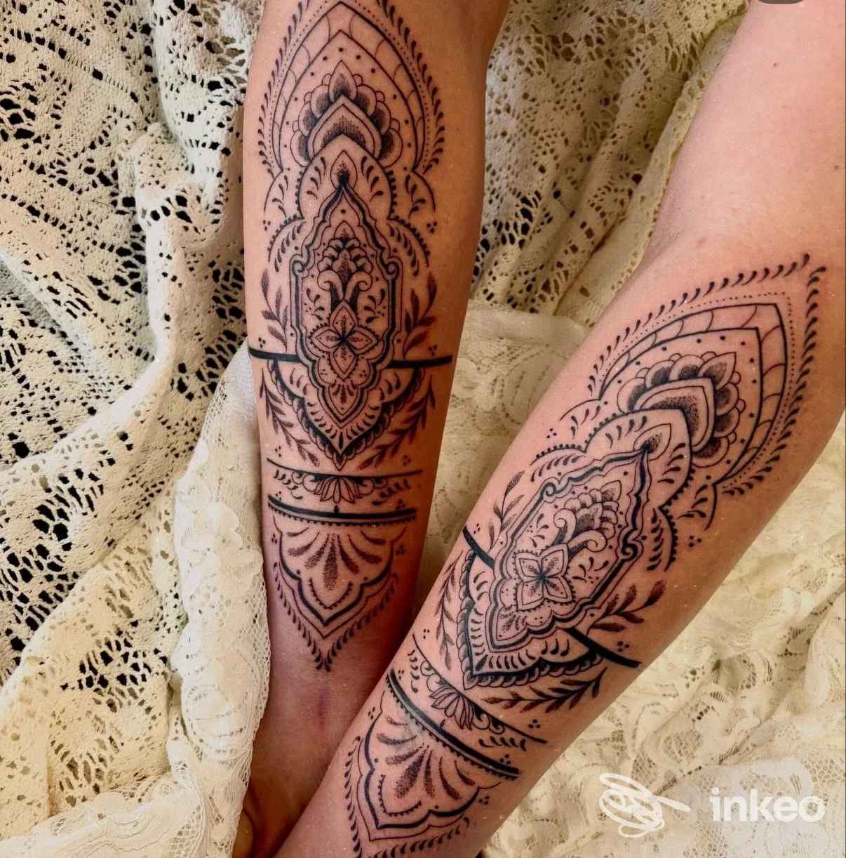 Dettaglio di due avambracci tatuati con motivi ornamentali in stile mandala, foto di Lara Sun Tattoo & Stregaria Piercing, Porto Tolle.