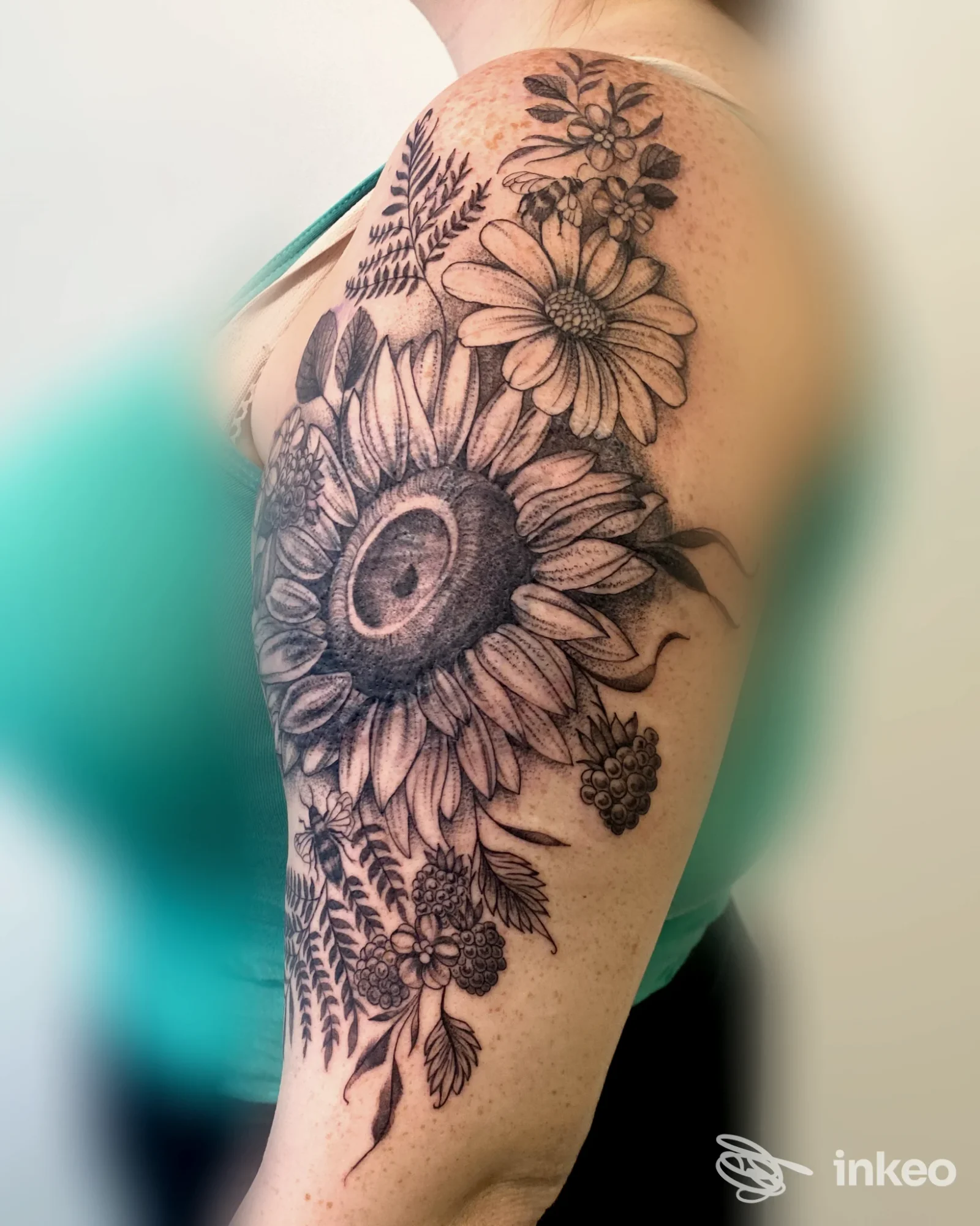Tatuaggio floreale nero su spalla e parte alta del braccio, foto inviata da Lara Sun Tattoo & Stregaria Piercing a Porto Tolle.