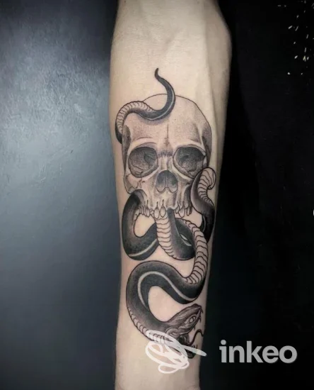 Tatuaggio nero e grigio di teschio e serpente sull'avambraccio, realizzato da Maddavvero ? Tatuaggi ad Adria.