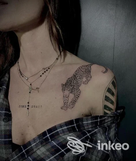 Tatuaggio di una pantera sulla spalla sinistra e scritta sul petto, foto scattata presso Maddavvero ? Tatuaggi ad Adria.