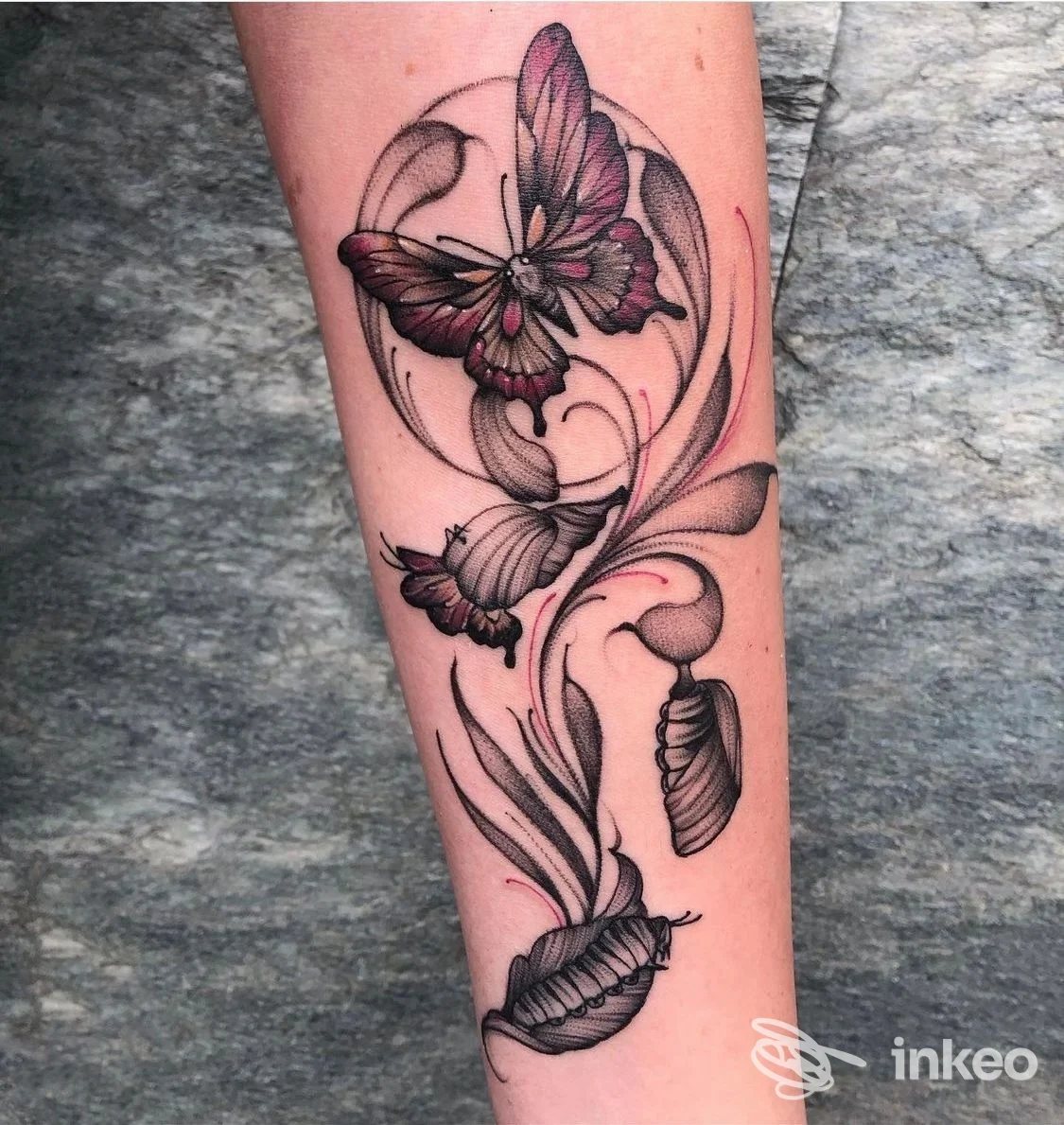 Tattoo su avambraccio raffigurante farfalle e motivi floreali, eseguito su pelle reale.