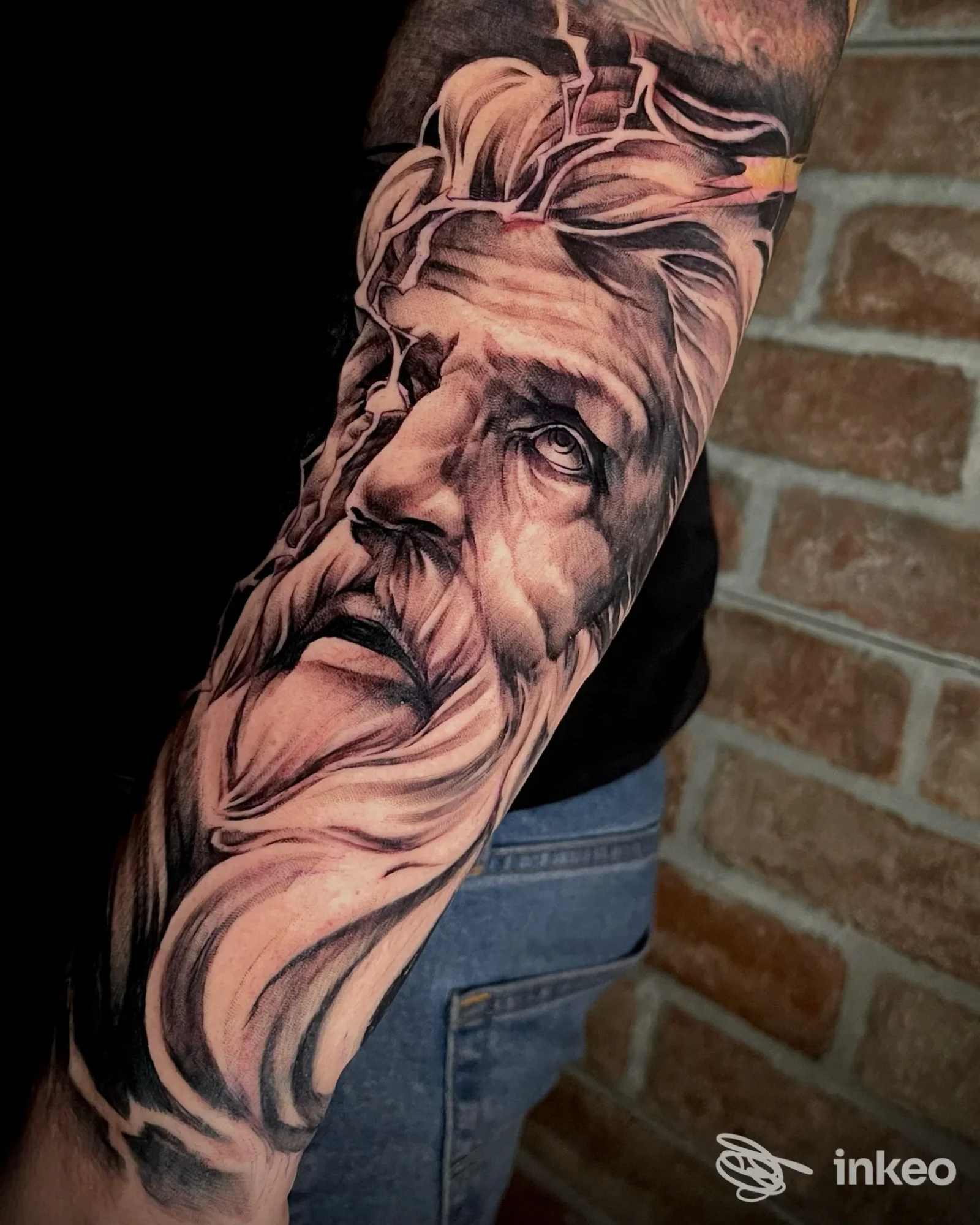 Tatuaggio realistico di un volto anziano sull'avambraccio, foto fornita da Madness Tattoo a San Giorgio delle Pertiche.