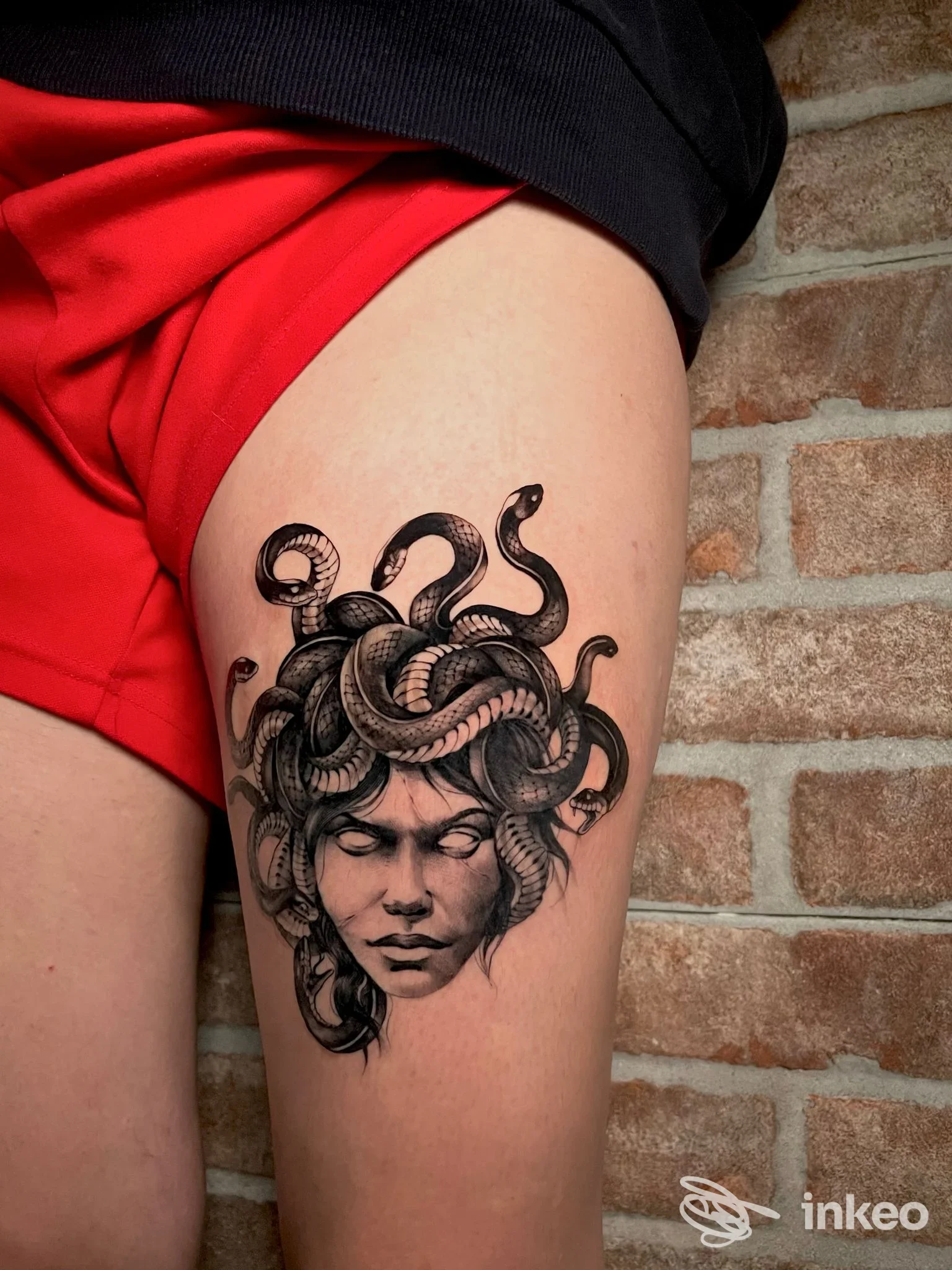 Tatuaggio Medusa in bianco e nero sulla coscia, Madness Tattoo, San Giorgio delle Pertiche.