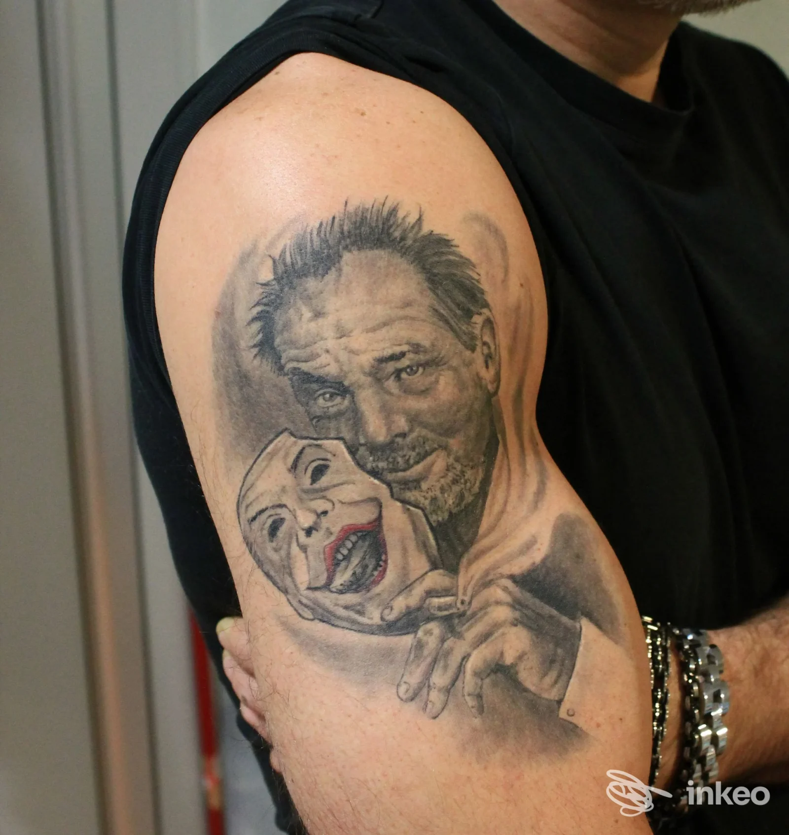 Grande tatuaggio ritratto in bianco e nero sul deltoide sinistro, foto inviata da Frank Tattoo Studio, Sassuolo.