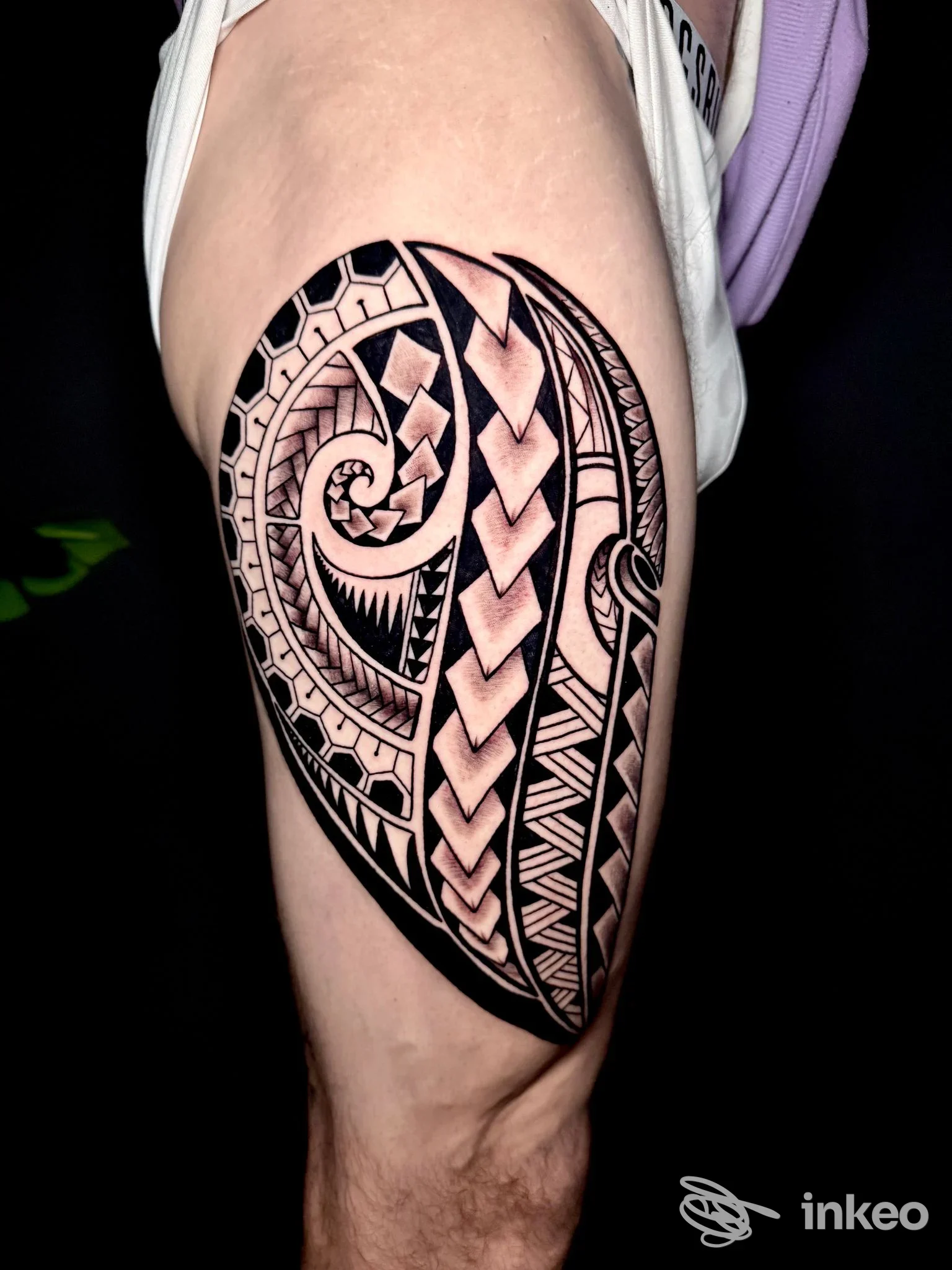 Grande tatuaggio tribale/polinesiano nero sulla coscia, foto studio di KINEKO TATTOO a Firenze.