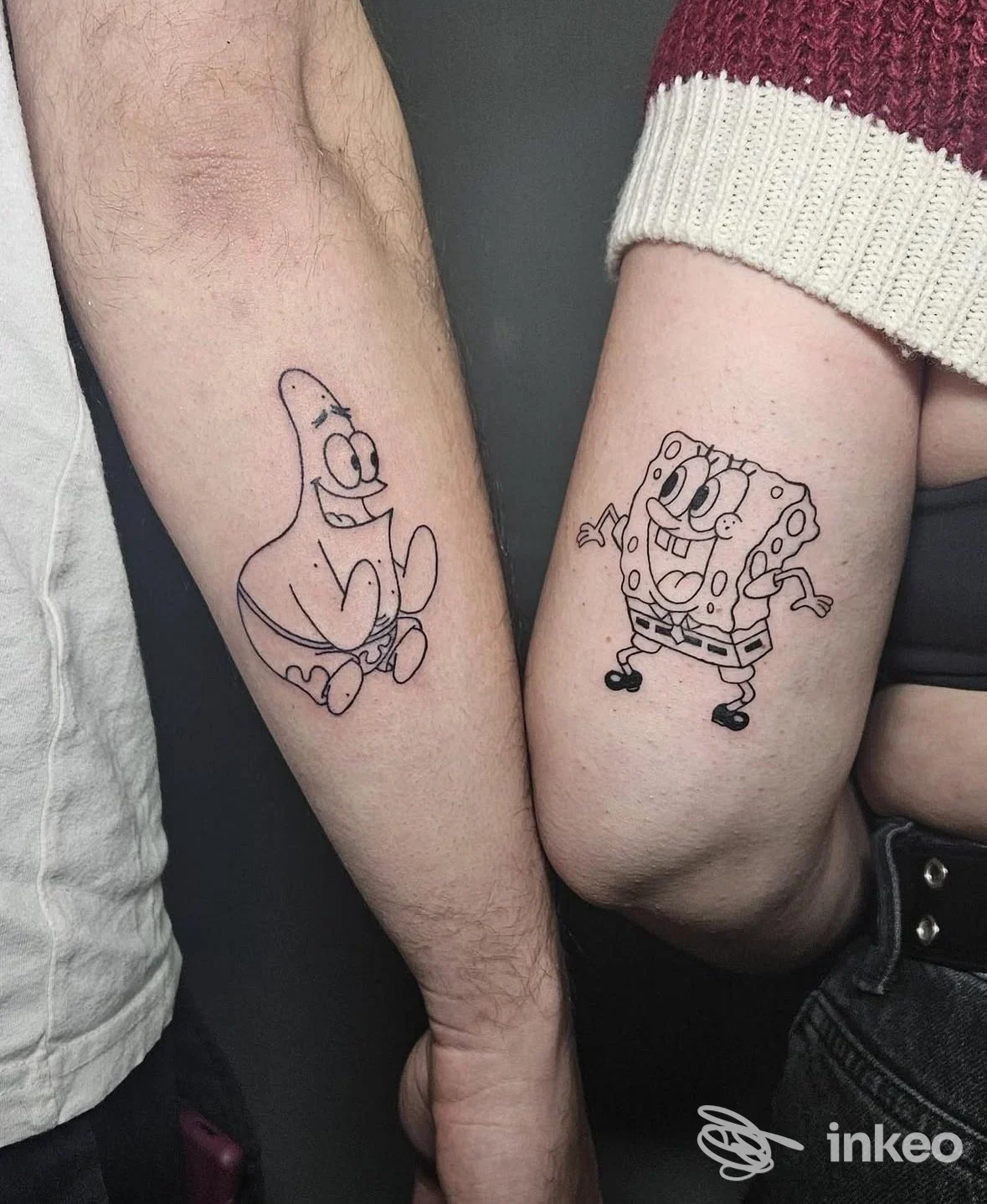 Due tatuaggi a linee nere raffiguranti Patrick e SpongeBob sugli avambracci, fotografia dello studio KINEKO TATTOO a Firenze.