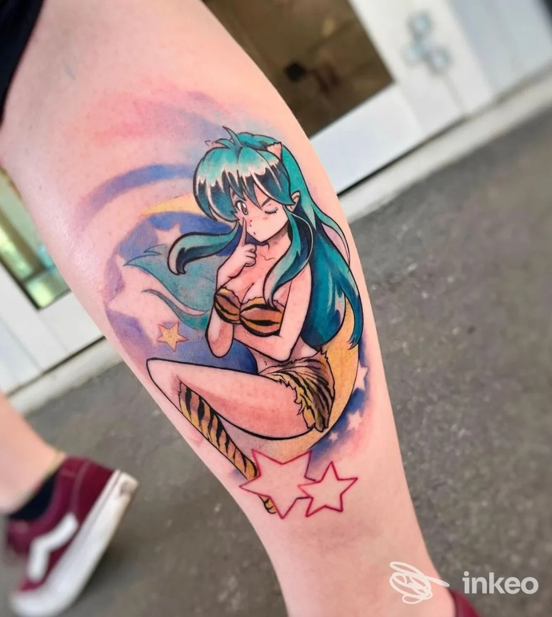 Tatuaggio stile anime a colori sul polpaccio, eseguito da The Goldfish Tattoo Studio, Firenze.