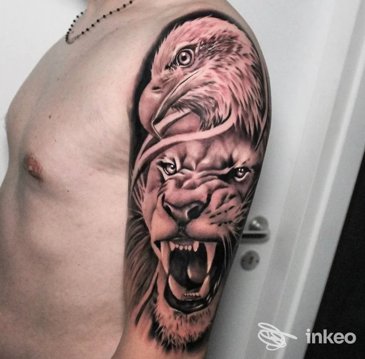 Mezza manica realistico con aquila e leone su braccio e spalla, foto del lavoro di Lab Tattoo 17 a Bari.
