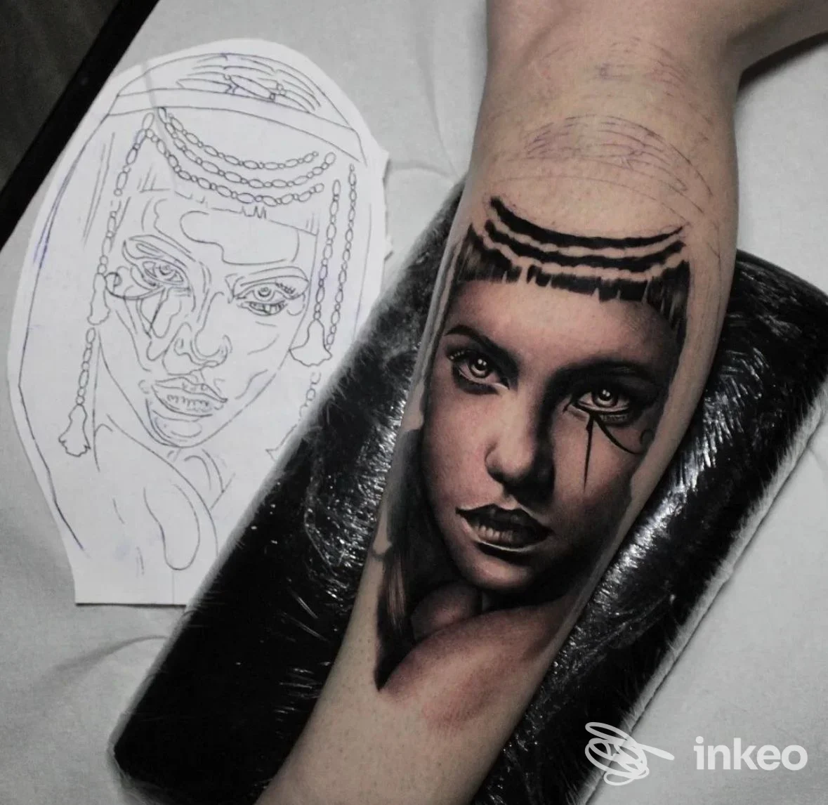 Ritratto realistico tatuato sull'avambraccio, con disegno preparatorio accanto; Lab Tattoo 17, Bari.