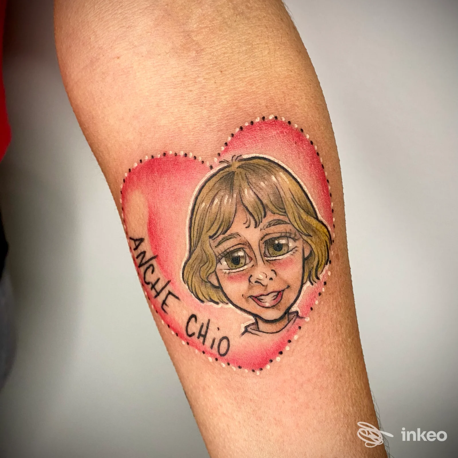 Tatuaggio su avambraccio con cuore rosa e ritratto stilizzato, realizzato da Medusa Tattoo & Art Studio a Taglio di Po.