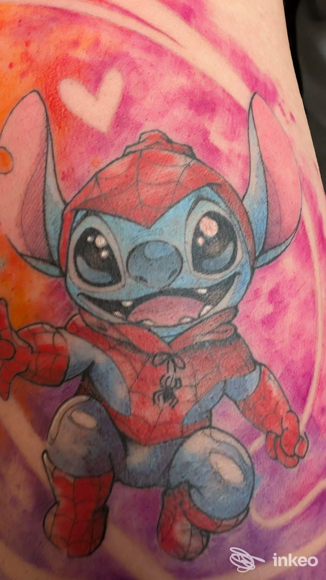 Tatuaggio colorato di un personaggio cartoon (Stitch in tenuta da Spider-Man) sul braccio, Samba Tattoo, Prato.