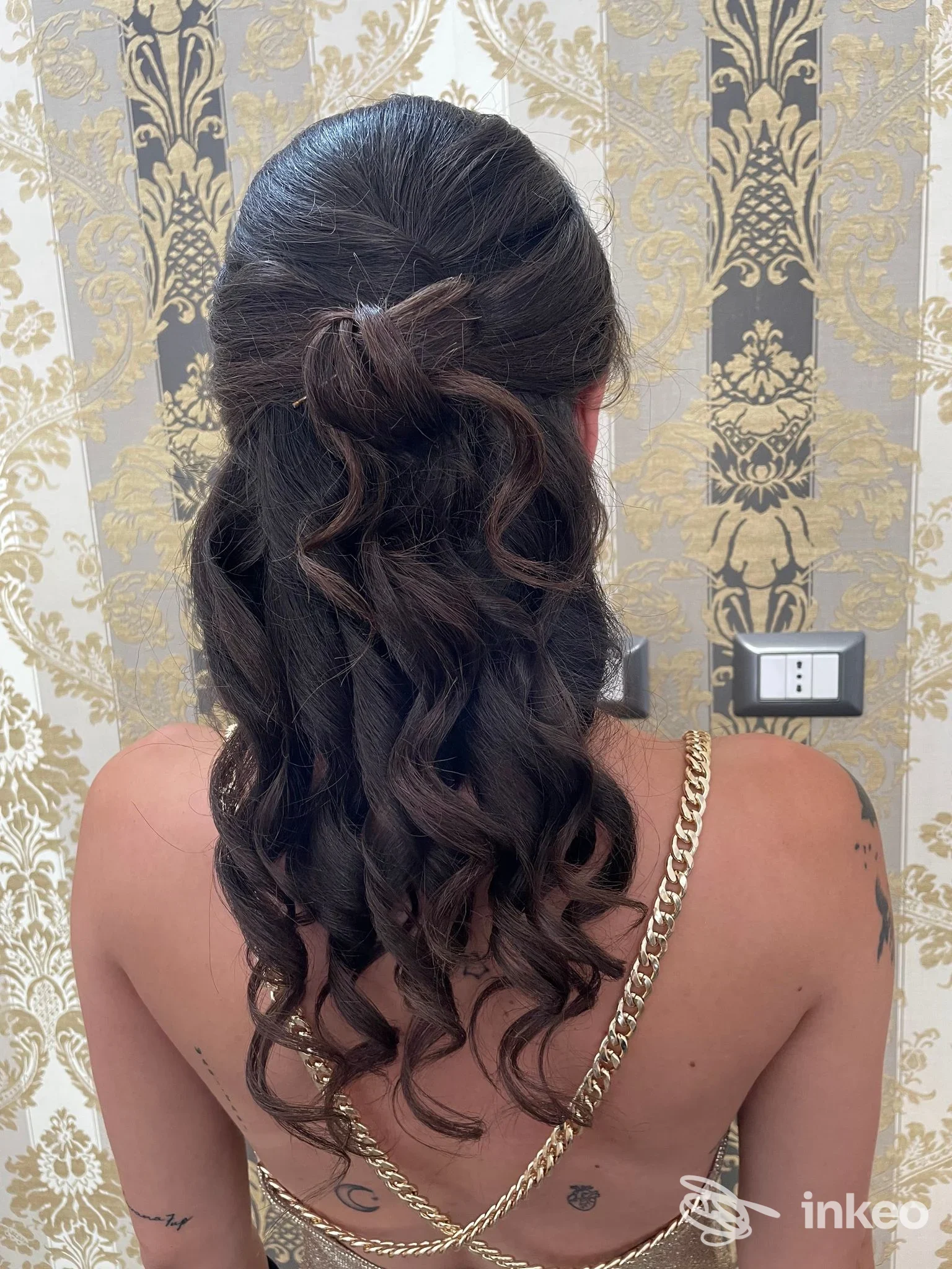 Schiena e spalle di una persona con piccoli tatuaggi visibili; foto fornita da Medusa Hair & Tattoo Studio, Palma di Montechiaro.