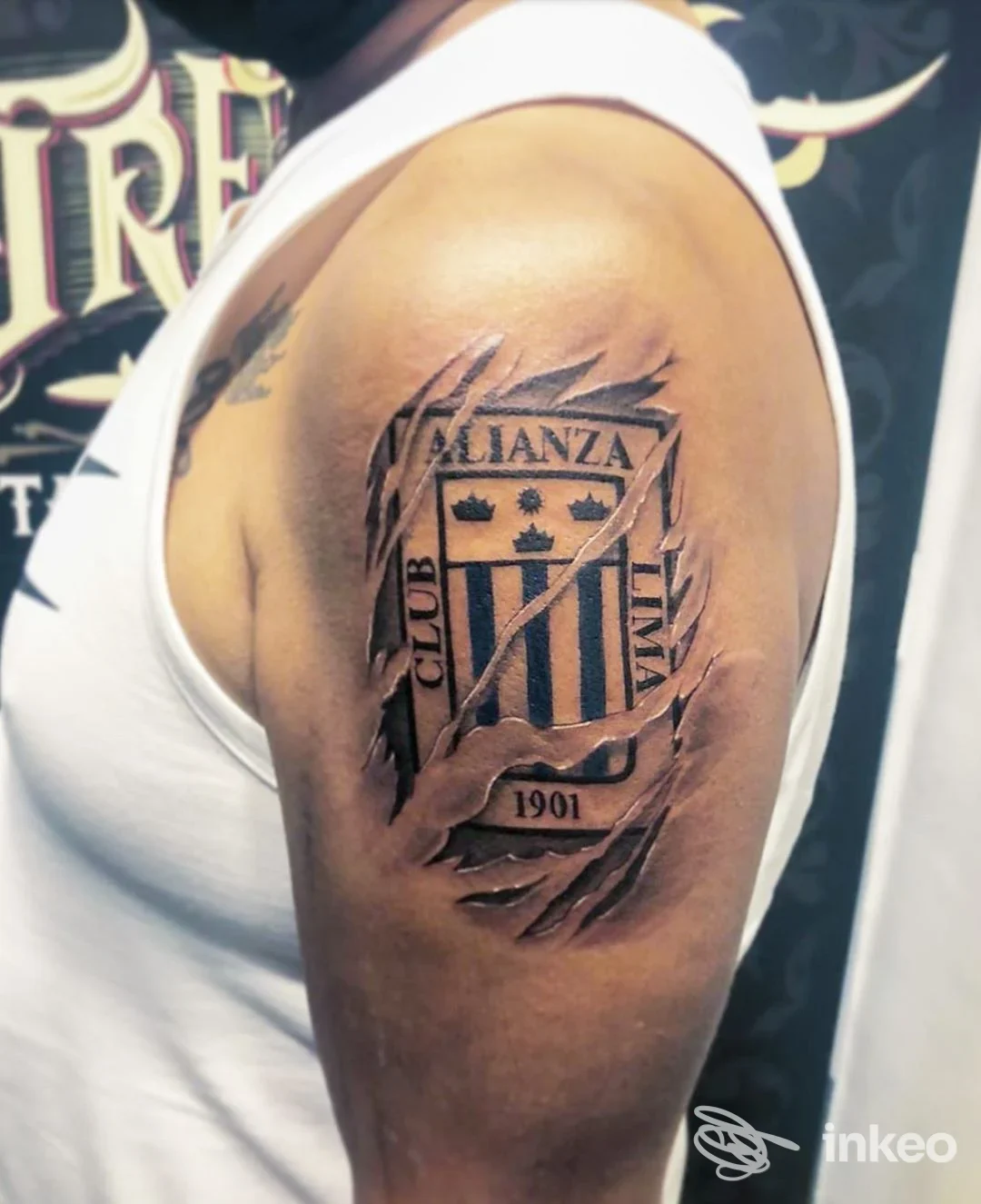 Tatuaggio su deltoide con scudo in bianco e nero ed effetto strappo, foto di Firenze Ink Tattoo Studio a Firenze.