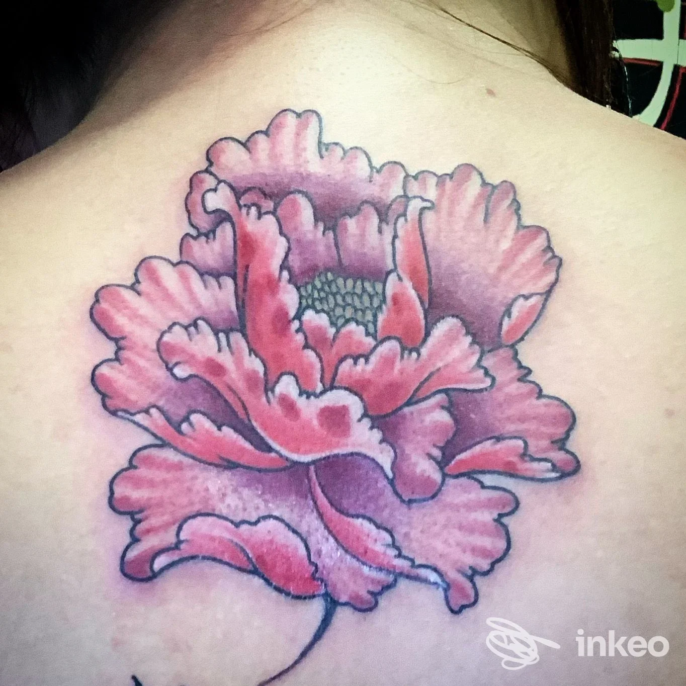 Tatuaggio floreale rosa-viola sulla parte superiore della schiena, fotografato per Firenze Ink Tattoo Studio a Firenze.
